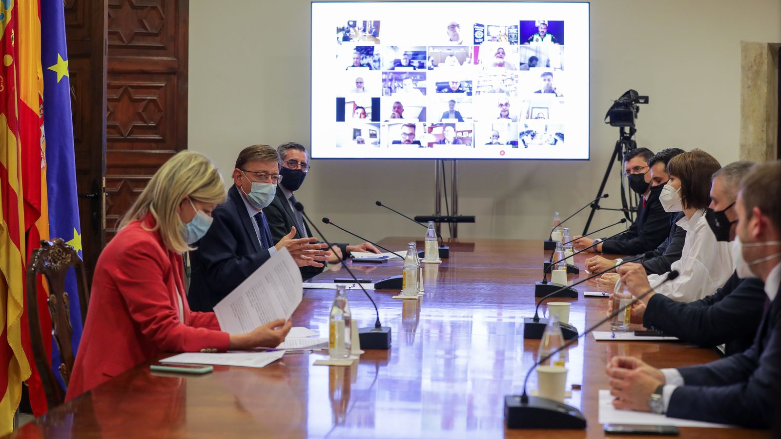El president de la Generalitat, Ximo Puig i la consellera de Justícia, Gabriela Bravo, en la reunió amb els alcaldes dels municipis turístics