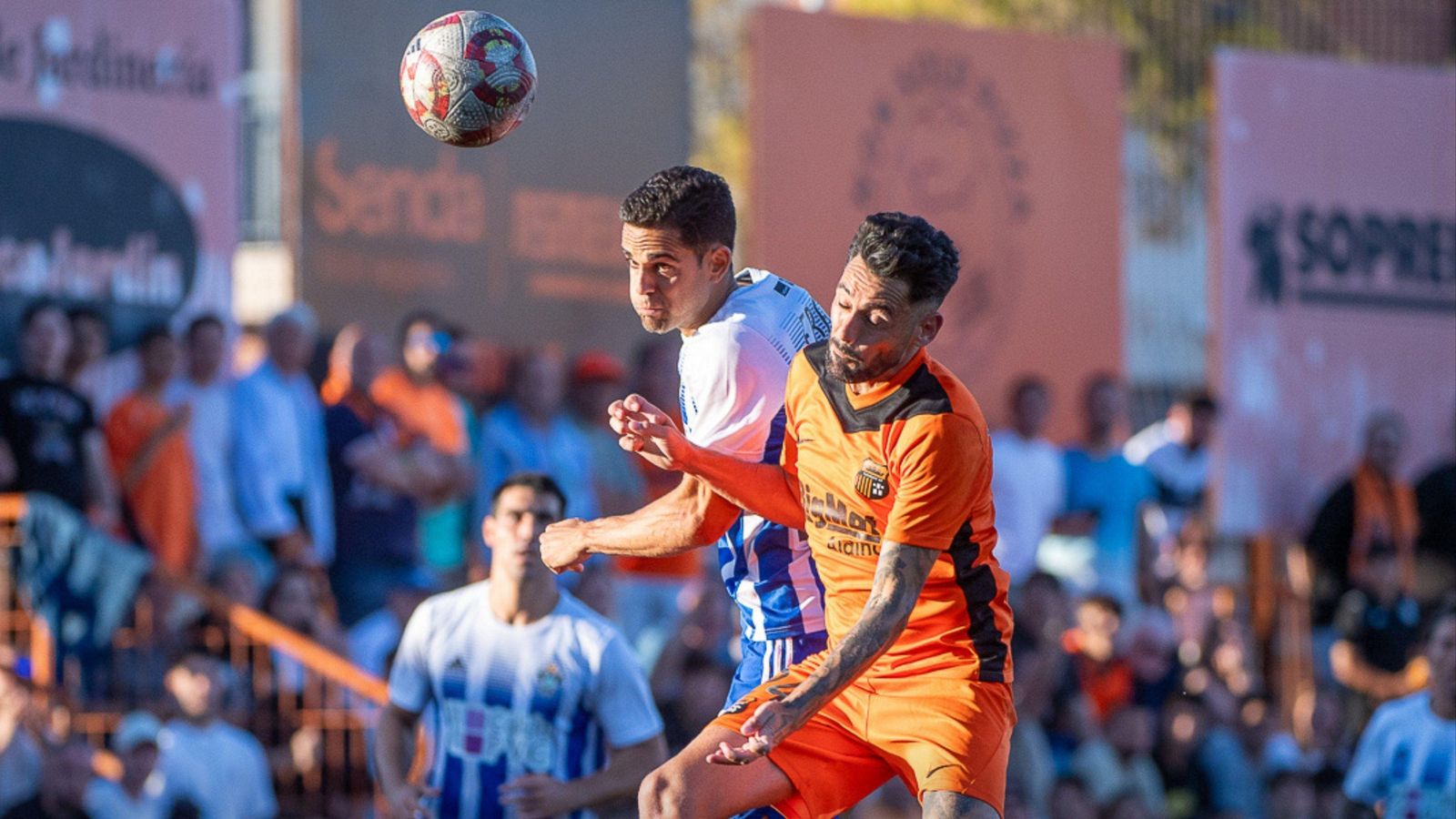 Un jugador del Torrent, en una acció del duel