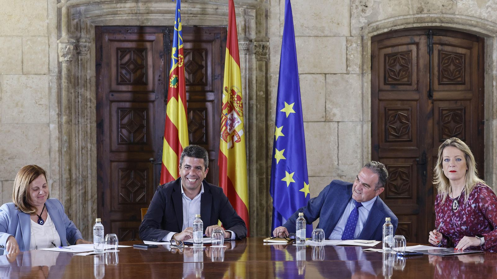 Primera imatge de la nova comissió mixta per a la reconstrucció després de la dana