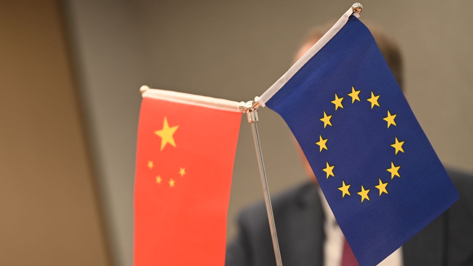 Les banderes xinesa i europea, en una imatge d'arxiu