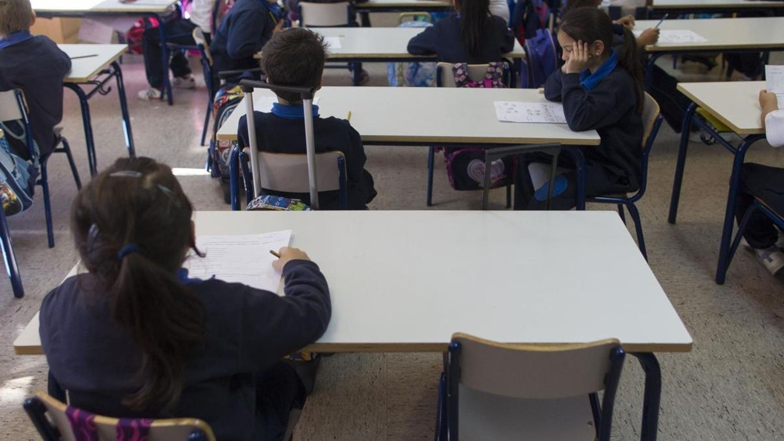 Xiquets i xiquetes en un centre educatiu, en una imatge d'arxiu