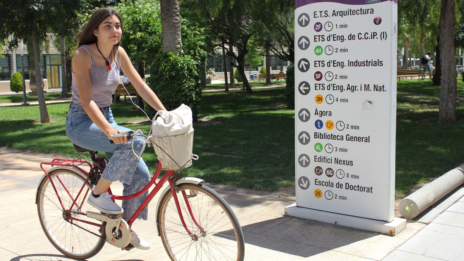 Una jove passeja en bicicleta per la UPV