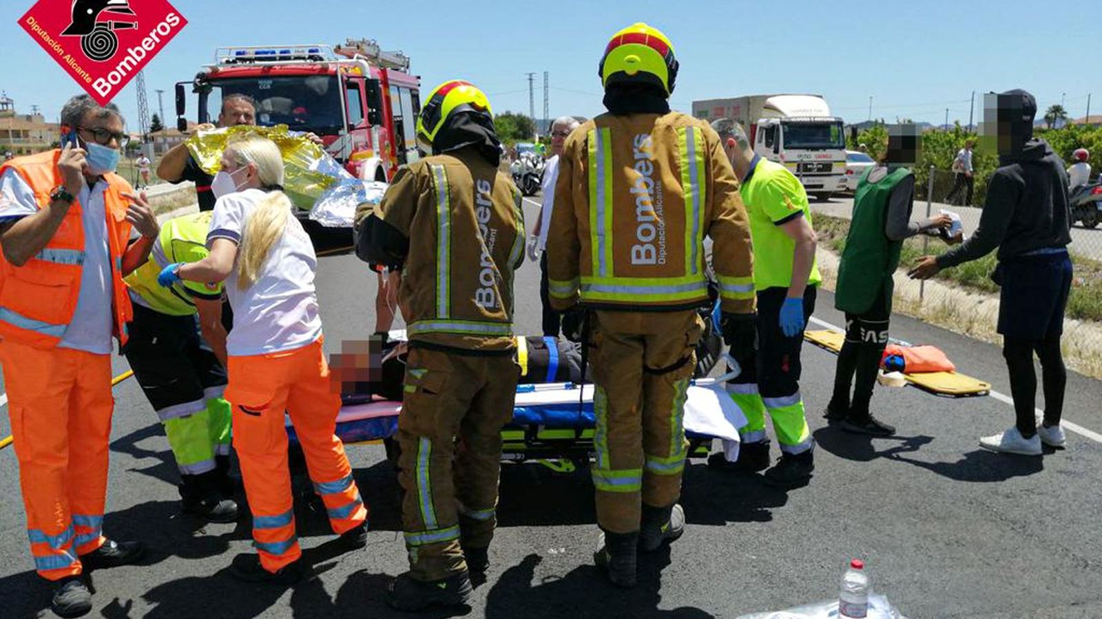 Moment del rescat de les persones ferides en l'accident a Oriola