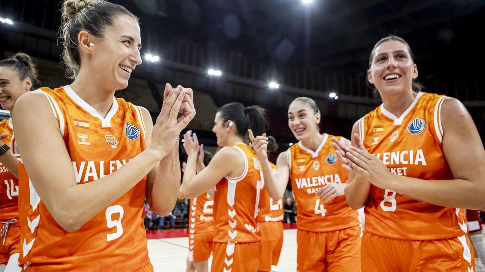 Les jugadores taronja, després del primer partit de l'Eurolliga