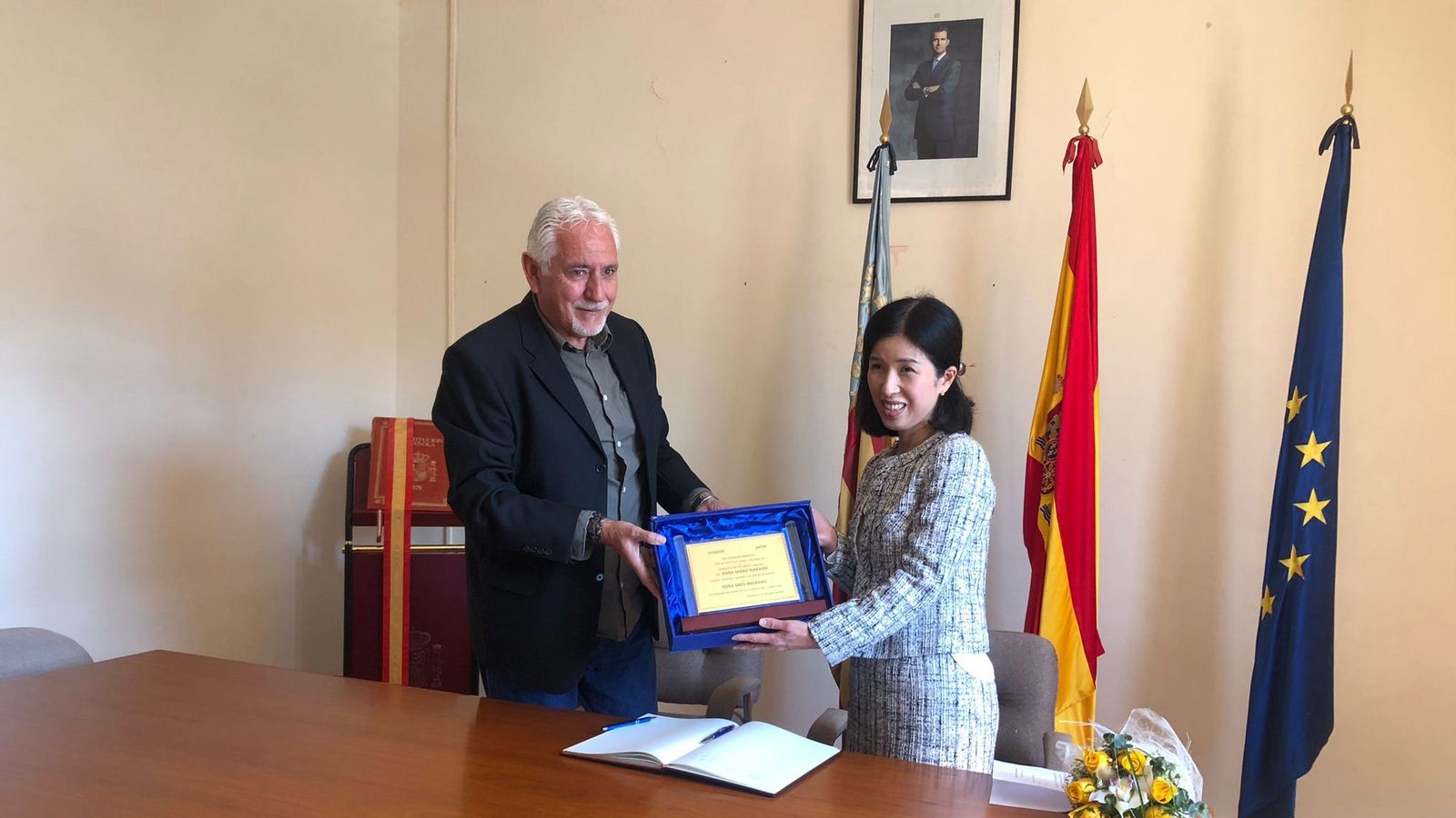 L'alcalde Rafael Duran entrega una placa commemorativa de la visita a l'adjunta al consolat del Japó Shoko Igarashi