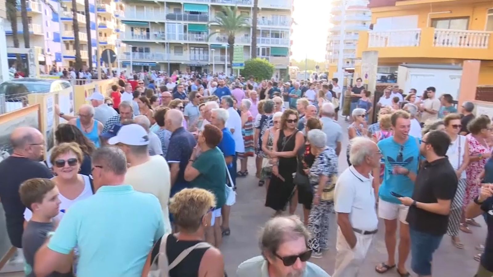 El veïnat de Tavernes es manifesta per exigir accions contra la regressió de la costa