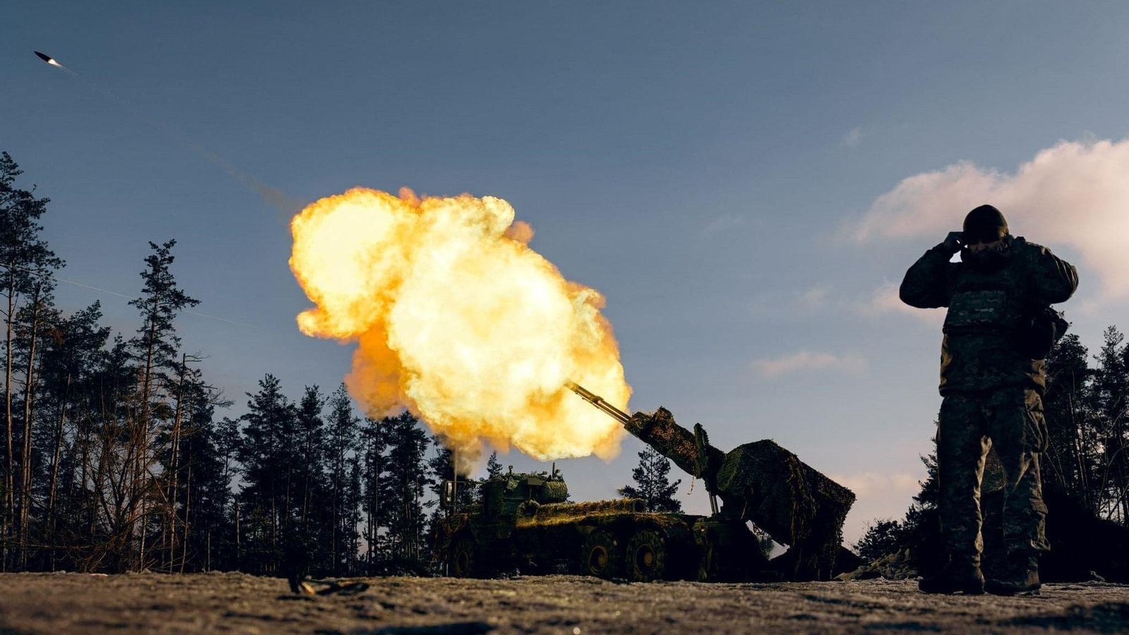 Un soldat ucraïnés dispara contra l'exèrcit rus