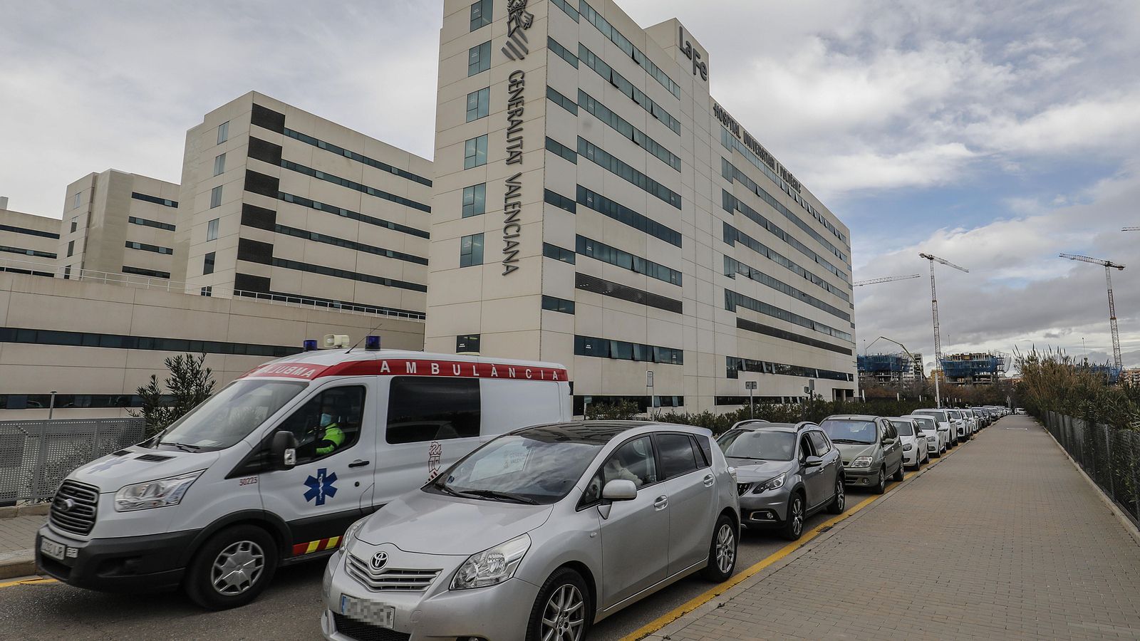 La dona ha sigut traslladada a l'Hospital la Fe amb ferides per cremadures