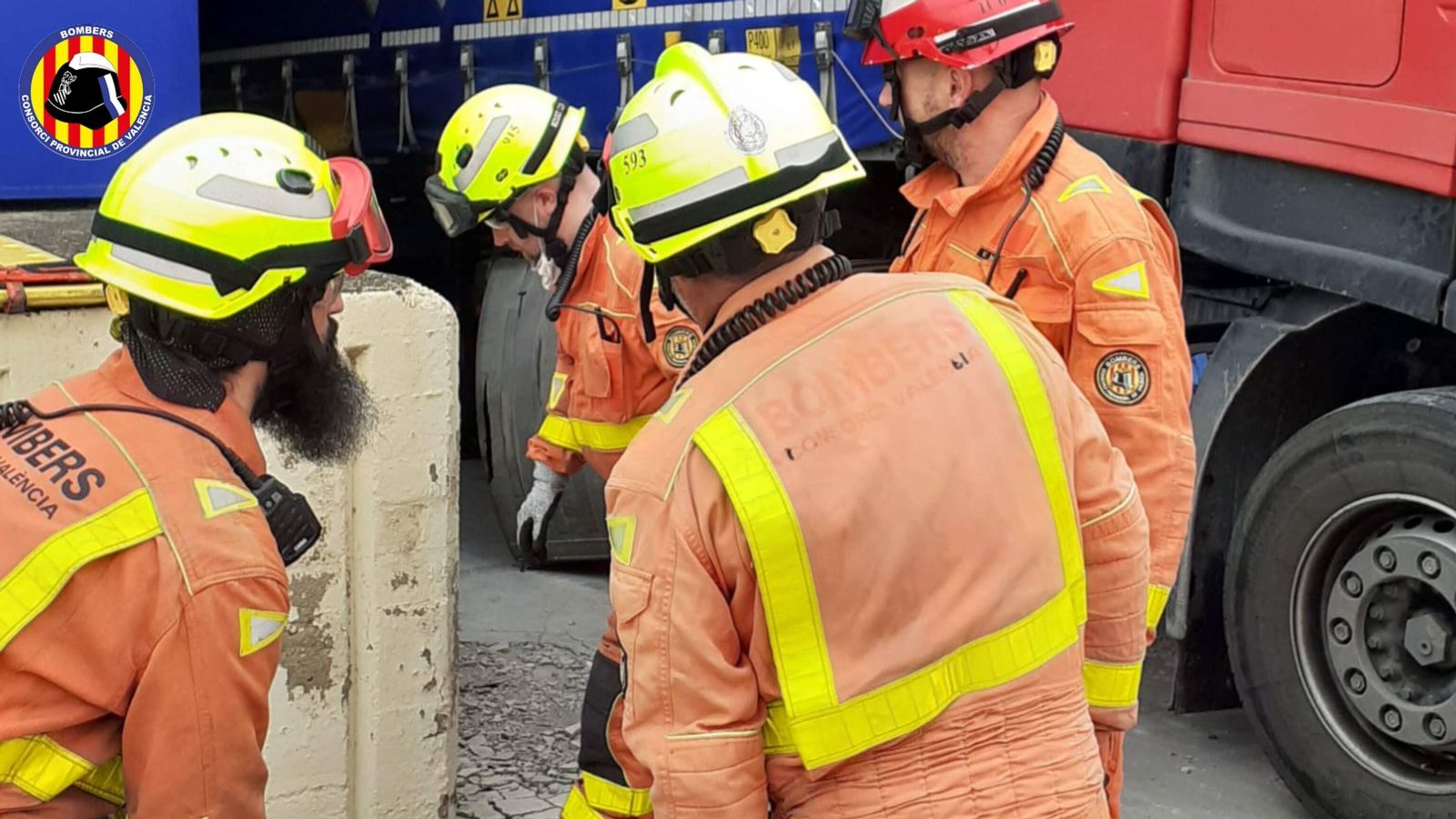 Efectius del Consorci Provincial de Bombers de València durant les tasques de rescat de l'home mort