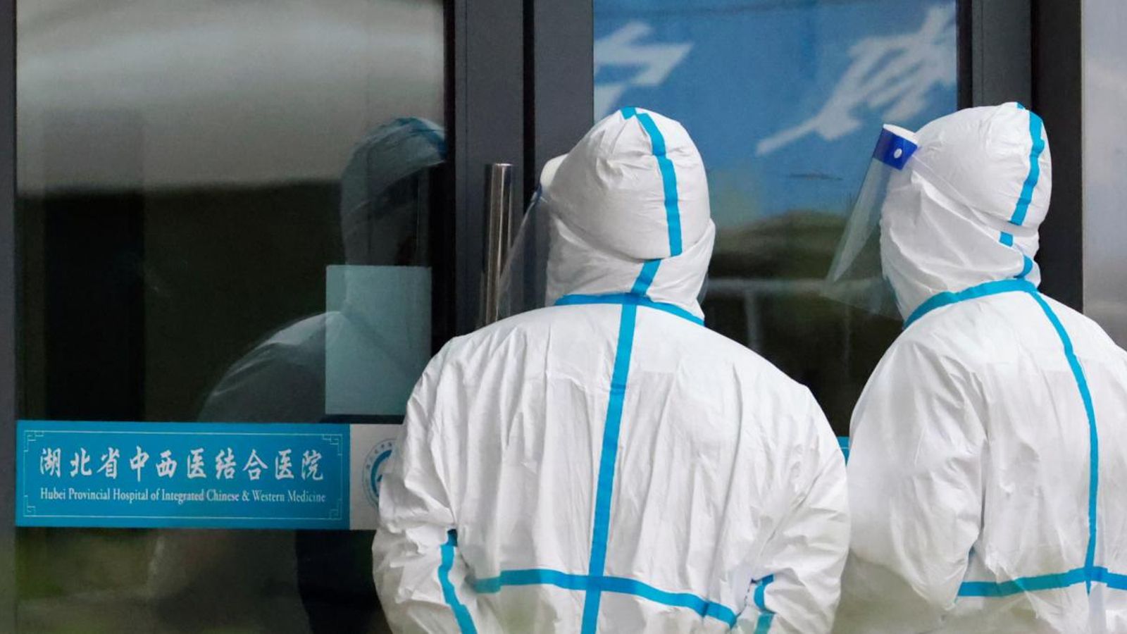 Dos sanitaris a un hospital de la Xina