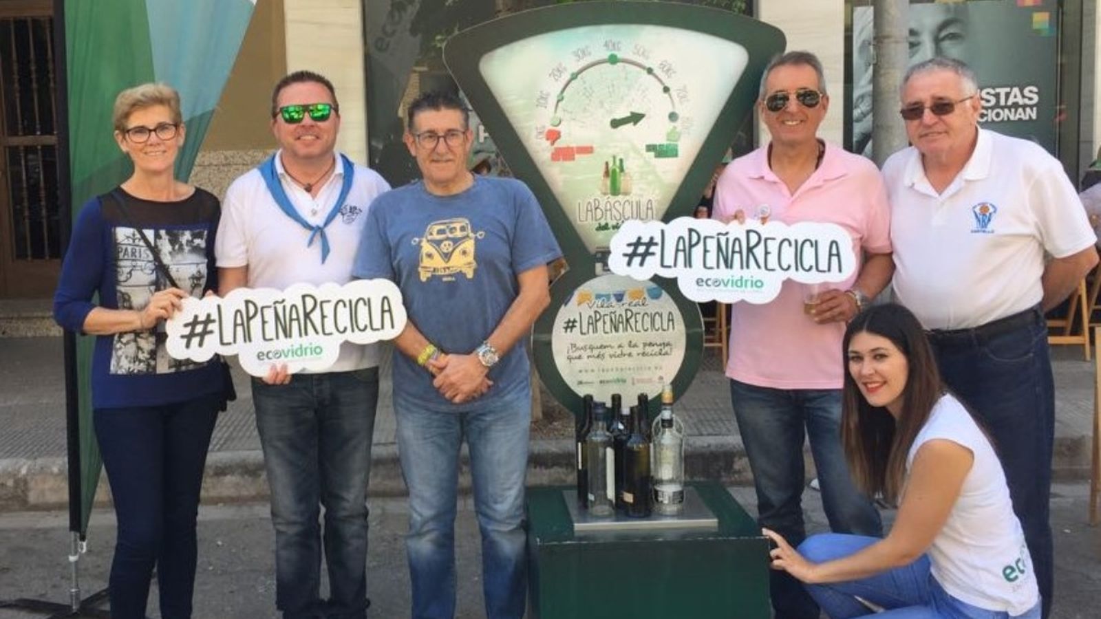 La penya recicla 2017, penyes i veïns pesen el seu vidre per reciclar