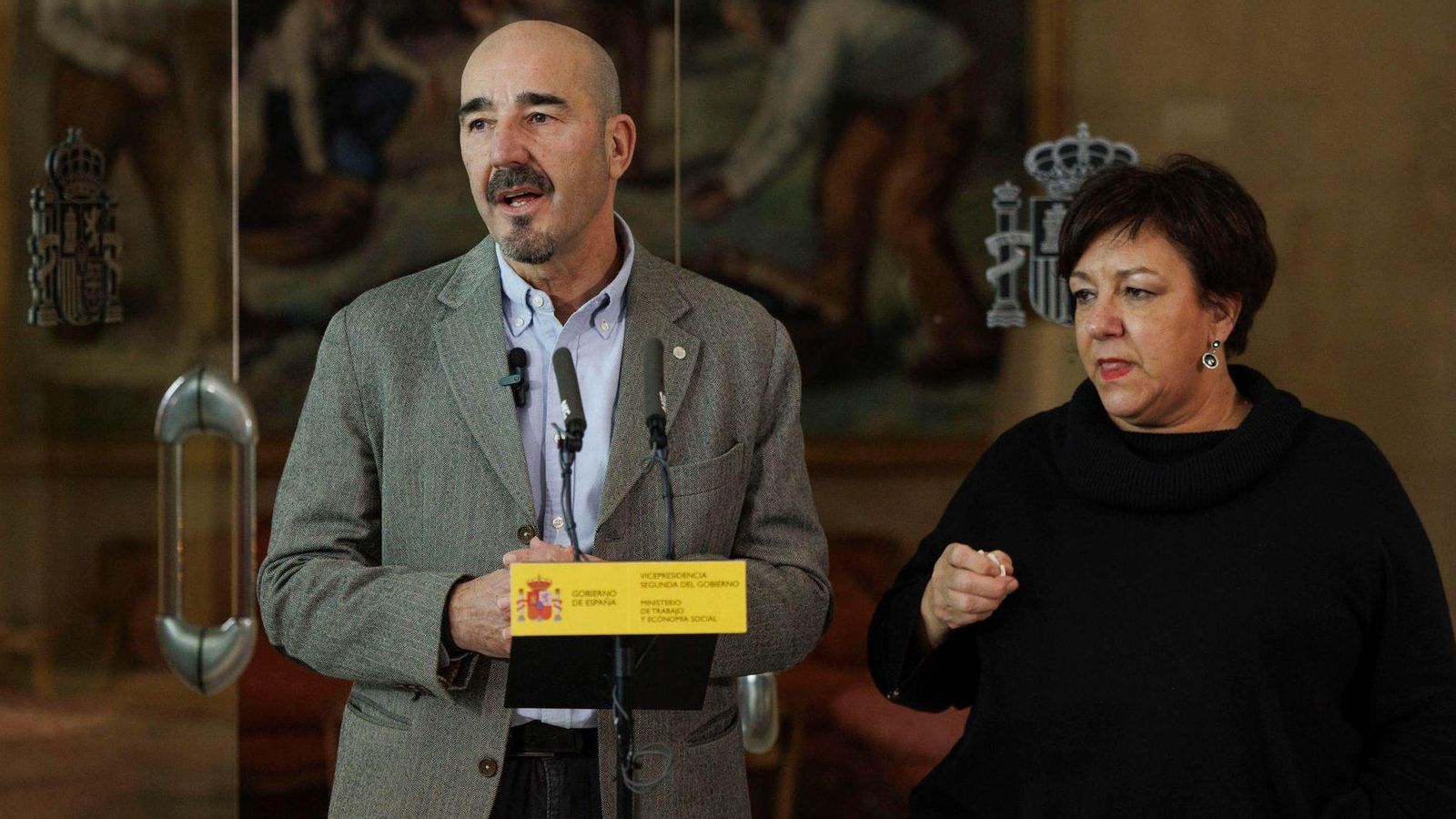 Mari Cruz Vicente, de CCOO, i Fernando Luján, d’UGT, expliquen als mitjans de comunicació els resultats de la reunió que han tingut amb representants de Treball i de la patronal