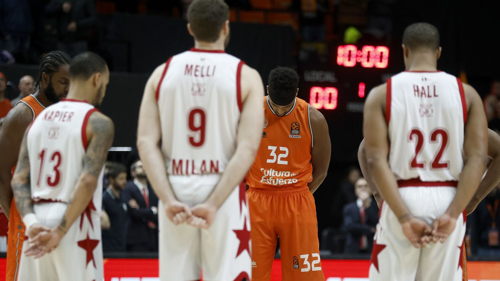 Els jugadors dels dos equips han guardat un minut de silenci en record de Dejan Milojevic abans del duel