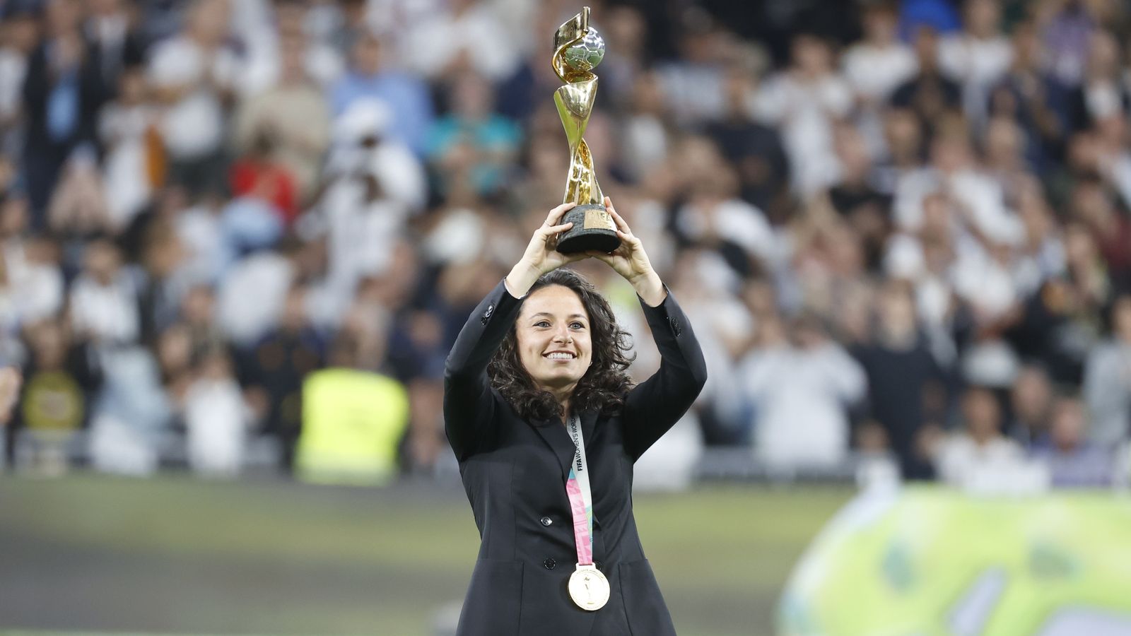 Ivana Andrés, amb la Copa del Món al Santiago Bernabéu