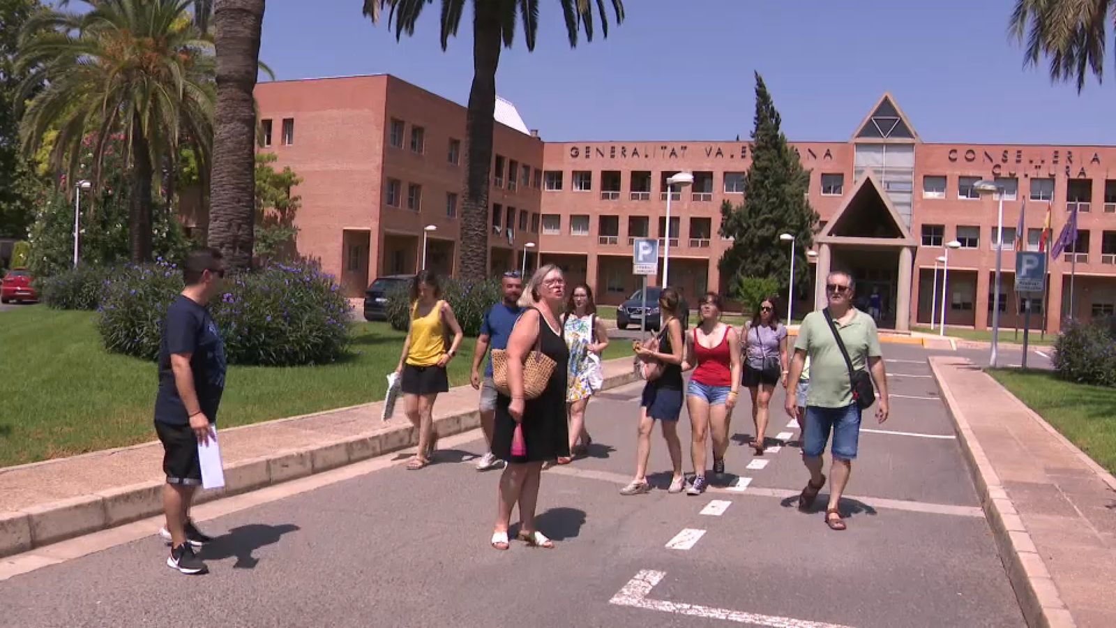 Personal docent reclama explicacions en la seu de la Conselleria d'Educació, a València