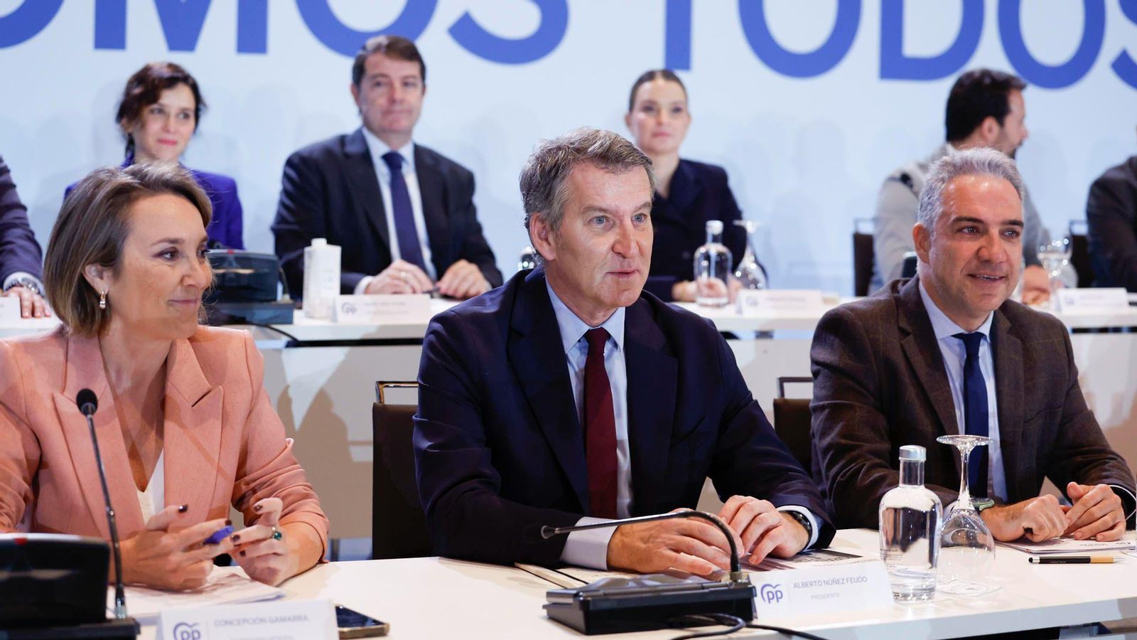 El líder del PP, al centre, amb el secretari d'organització i la presidenta del partit, Cuca Gamarra en la Junta Directiva Nacional d’este dilluns