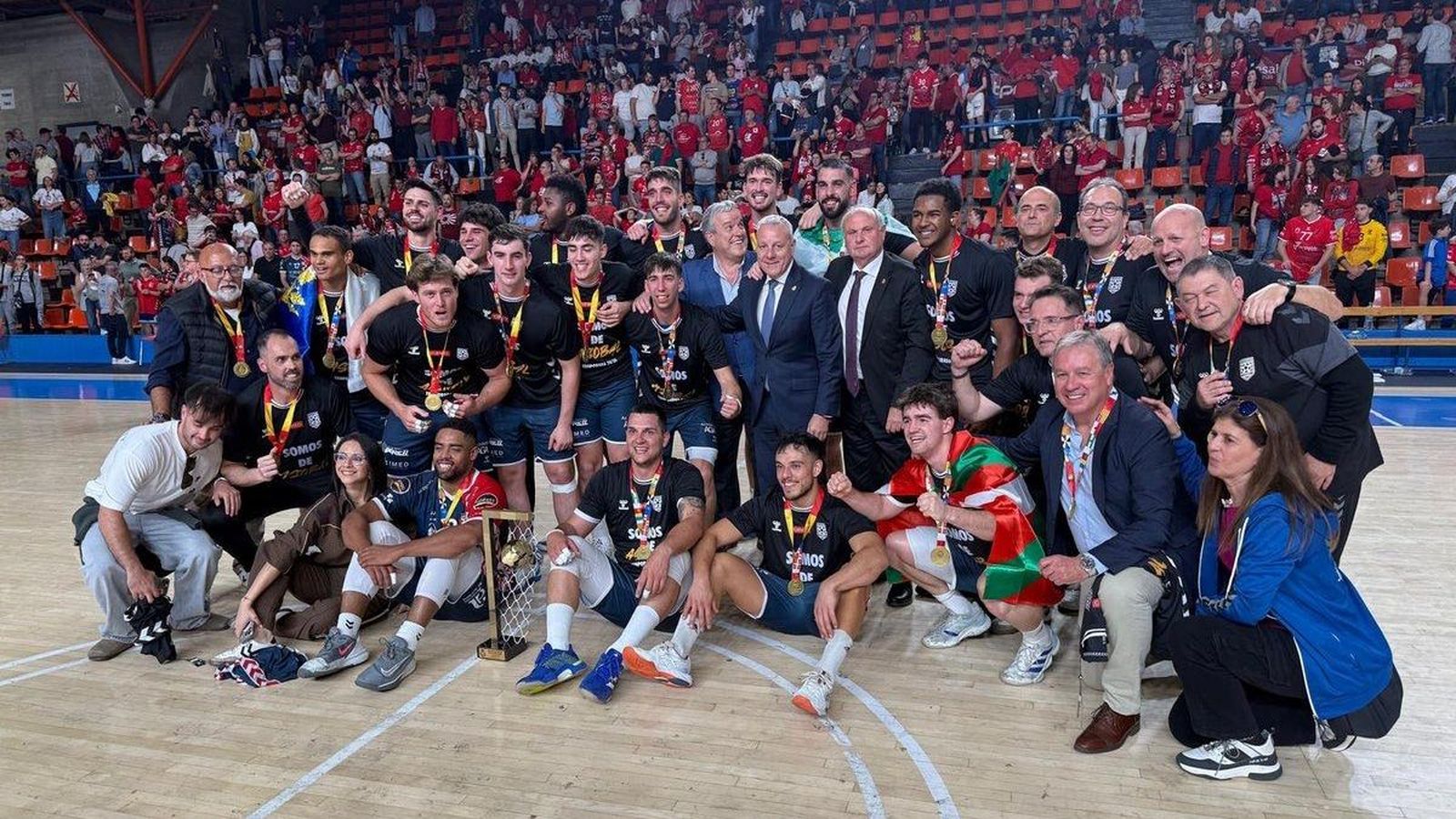 Els jugadors de l'Eón, amb el trofeu de campions