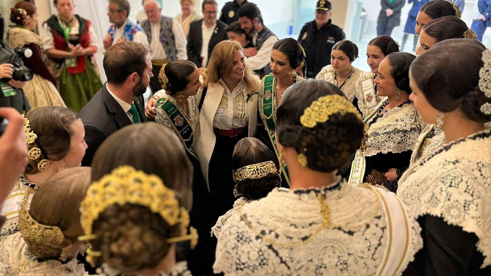 L'alcaldessa de Castelló, Amparo Marco, amb les reines i dames de la Magdalena