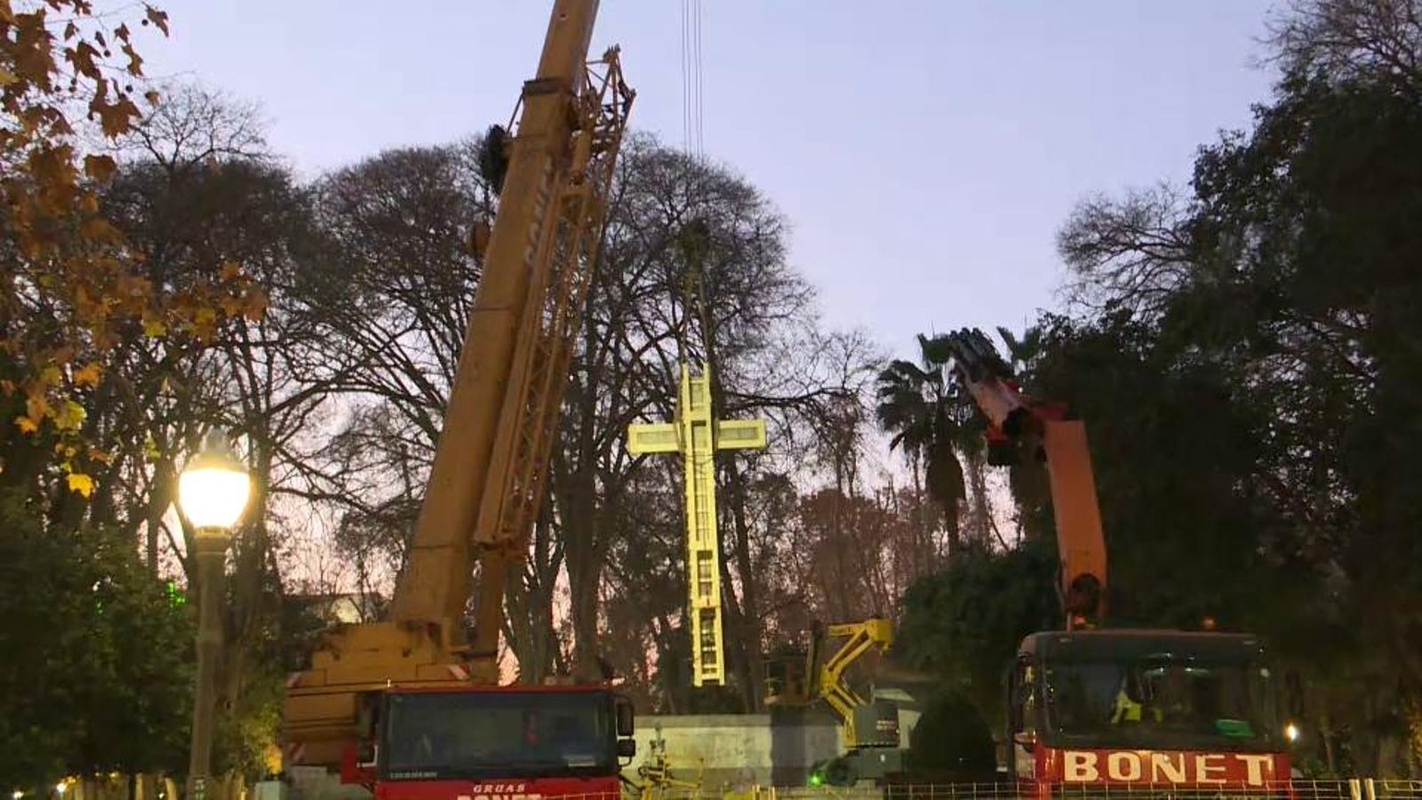 Un grup de manifestants increpen membres de Compromís en la retirada del monument