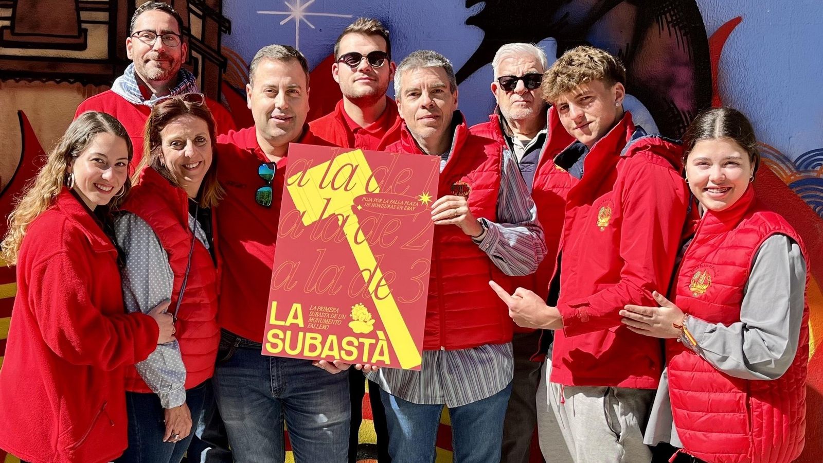Alguns dels integrants de la comissió de la Plaça d'Hondures amb el cartell de la subhasta