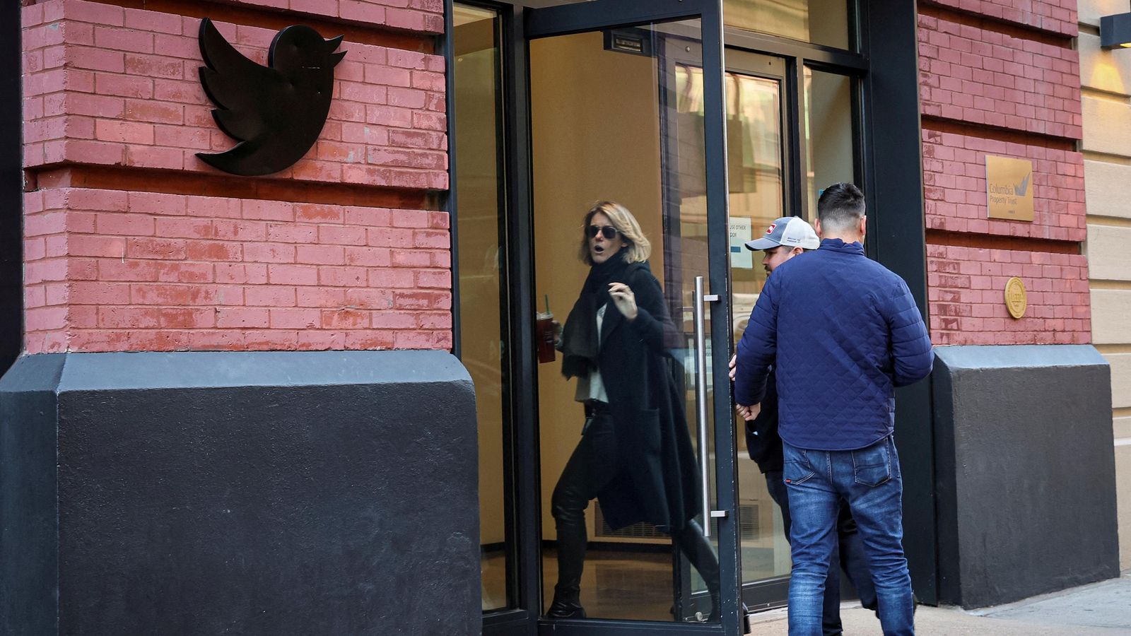 Treballadors de Twitter entren en l'oficina de Nova York