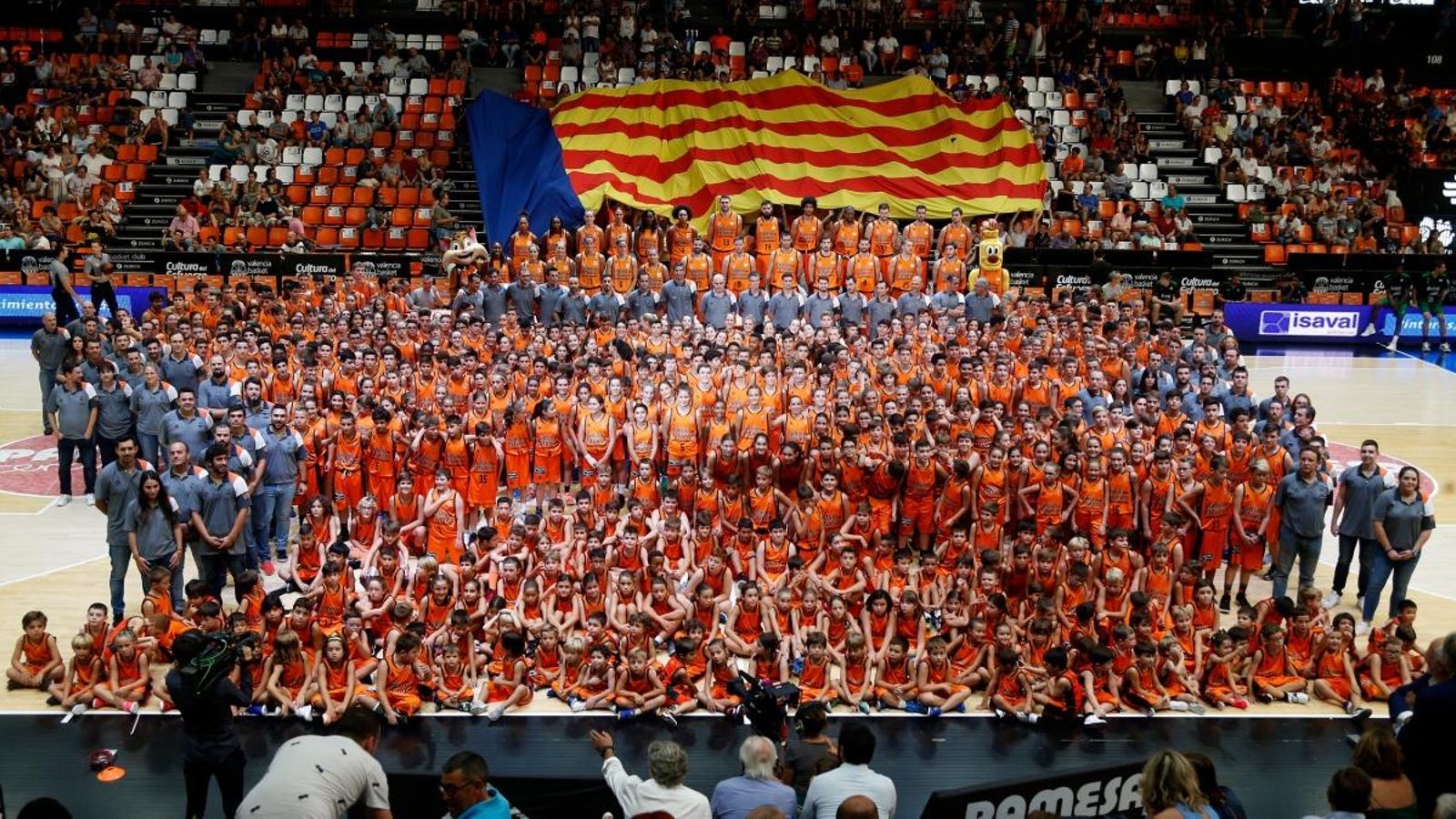 Els dos equips de Primera Divisió posen amb les categories base Els dos equips de Primera Divisió posen amb les categories base