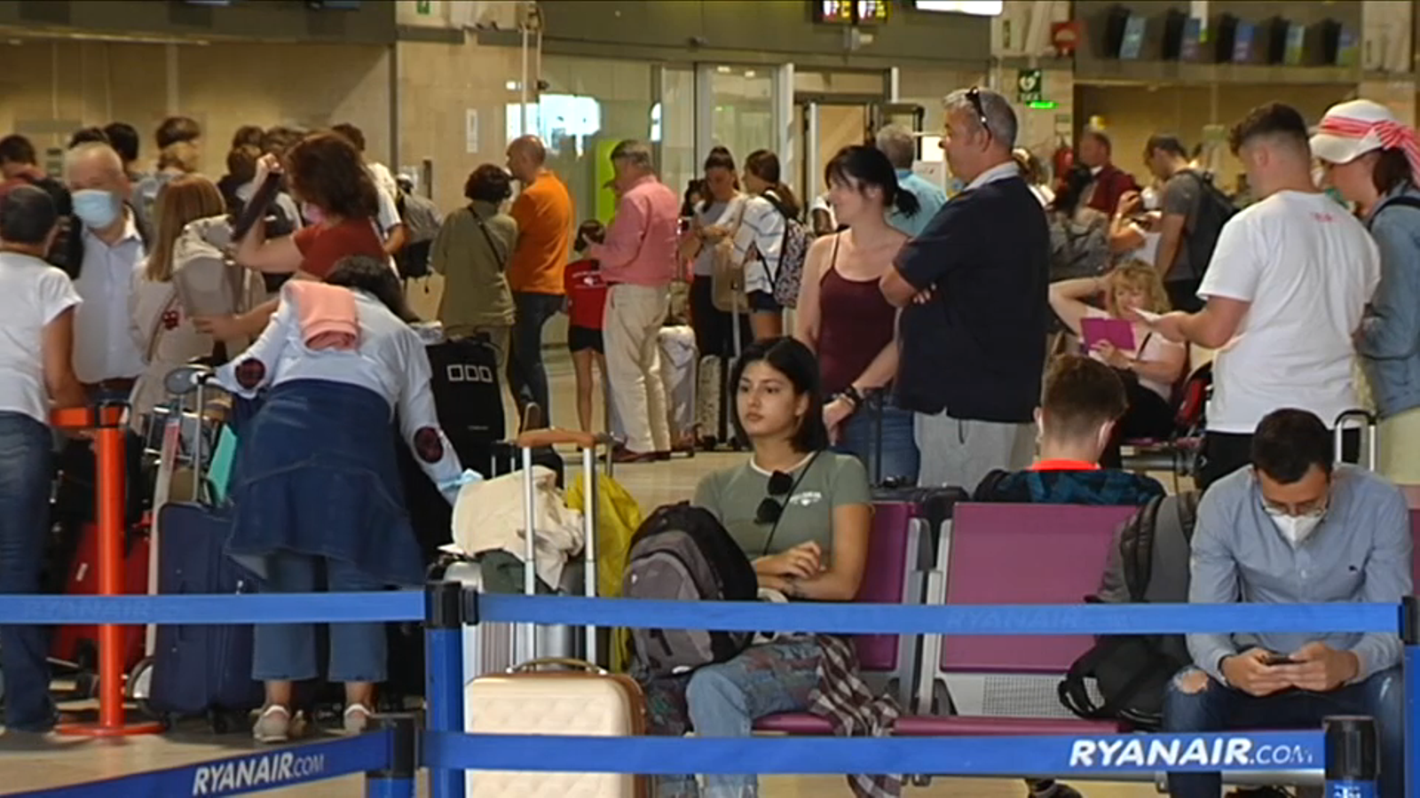 Cues a l'aeroport de València per la vaga de Ryanair aquest dijous Cues a l'aeroport de València per la vaga de Ryanair aquest dijous