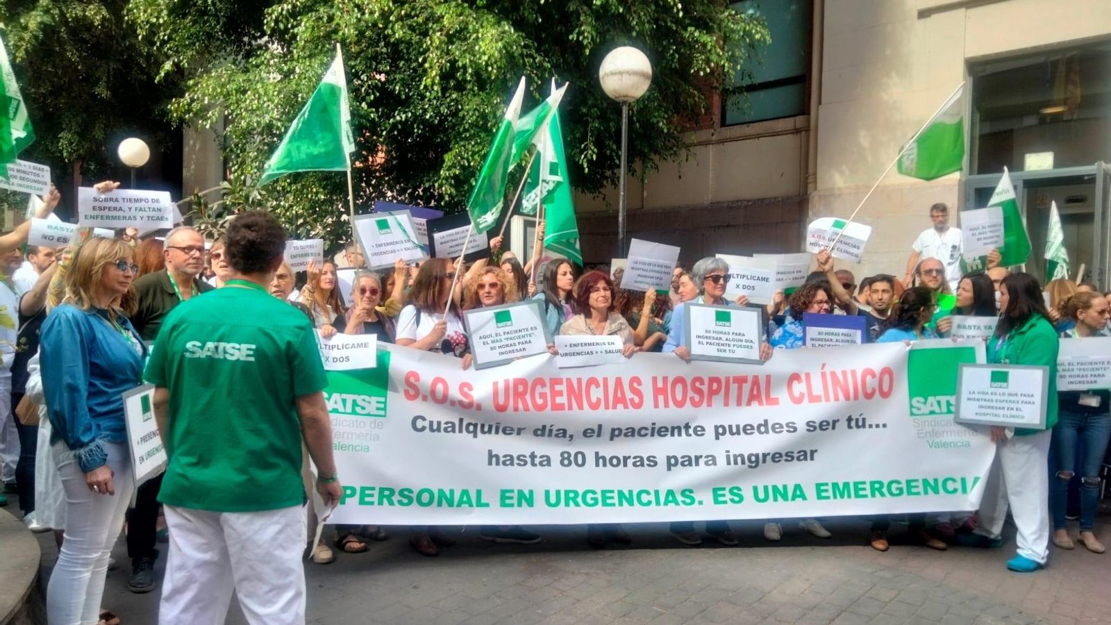 El Sindicat d'Infermeria SATSE es concentra al pati de l'Hospital Clínic contra la situació de "col·lapse" que pateixen les Urgències del centre