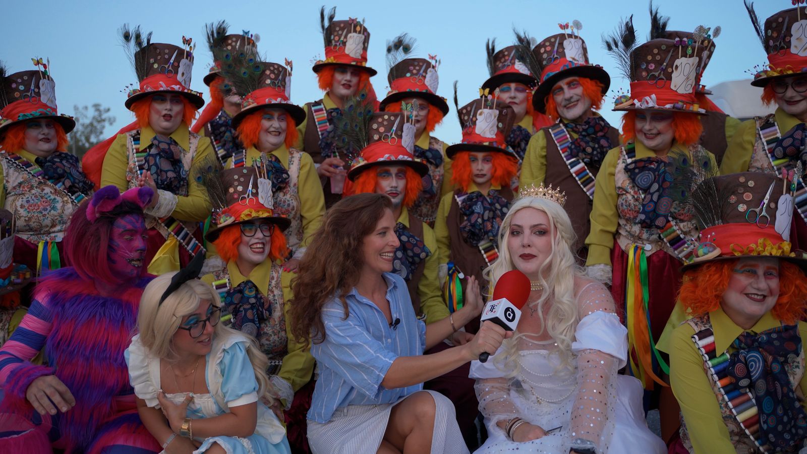 A Benijófar, la reportera Nerea Camps ens trasllada l'ambient de multitudinària Desfilada Multicolor de Comparses, Penyes i Carrosses, un espectacle que ompli els carrers de música, llum i ambient festiu
