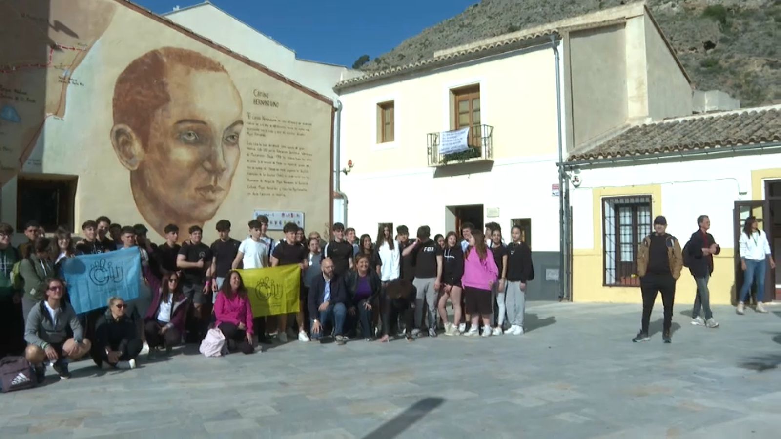 Alguns dels participants en la Senda del Poeta este divendres davant un mural de l'escriptor a Oriola