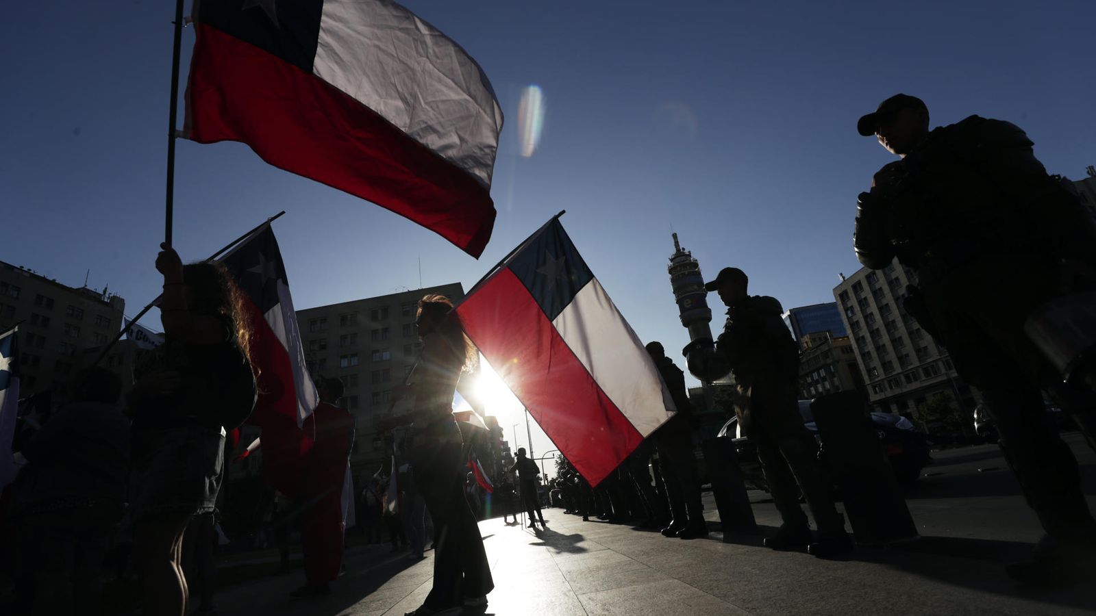 Part de la població xilena celebra al carrer els resultats del plebiscit constitucional, aquest diumenge