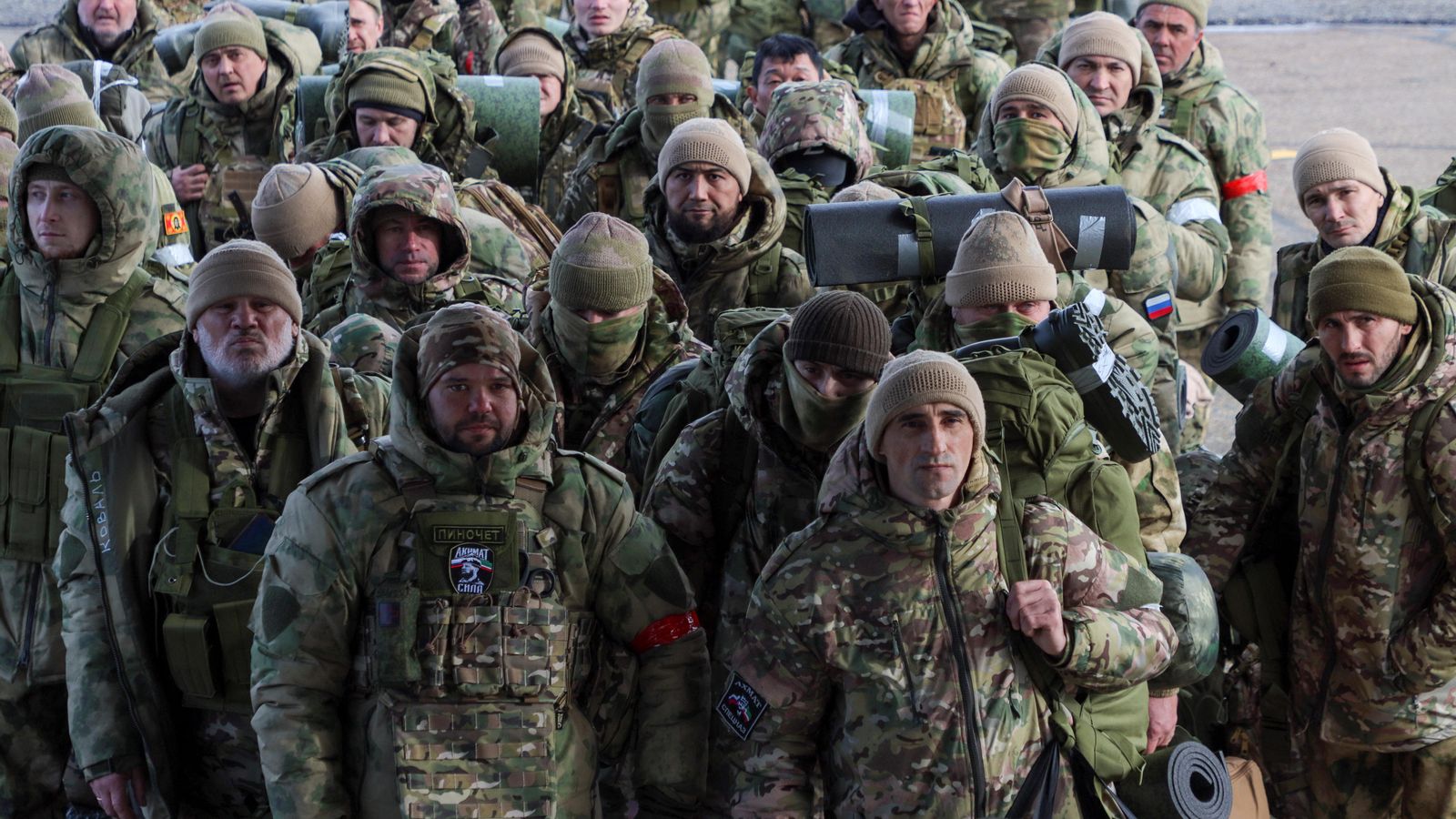 Voluntaris units a les forces armades russes parteixen cap al front de la guerra a Ucraïna des de l'aeroport de Grozni, Rússia, el 17 de gener