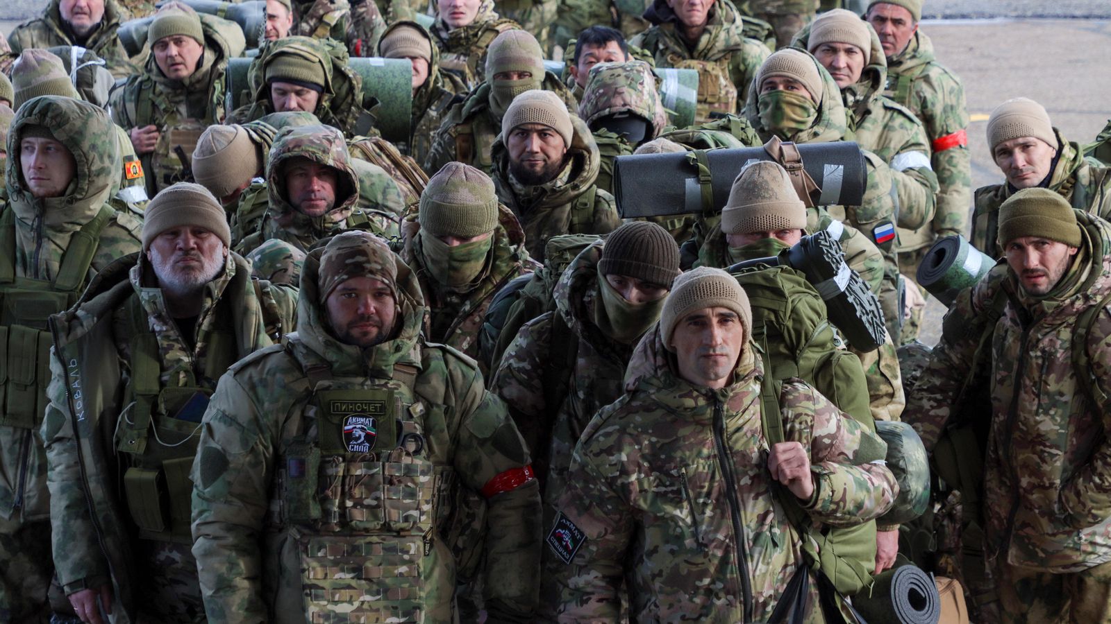 Voluntaris units a les forces armades russes parteixen cap al front de la guerra a Ucraïna des de l'aeroport de Grozni, Rússia, el 17 de gener