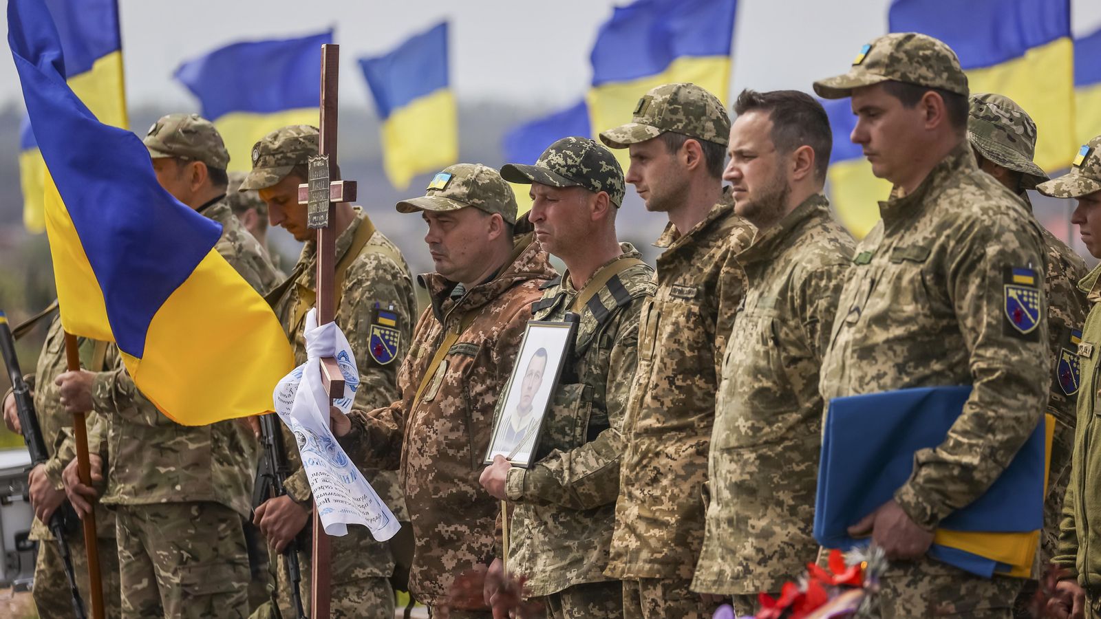 Diversos militars ucraïnesos assisteixen al soterrar d'un company en el cementeri militar de Dnipro (Ucraïna)
