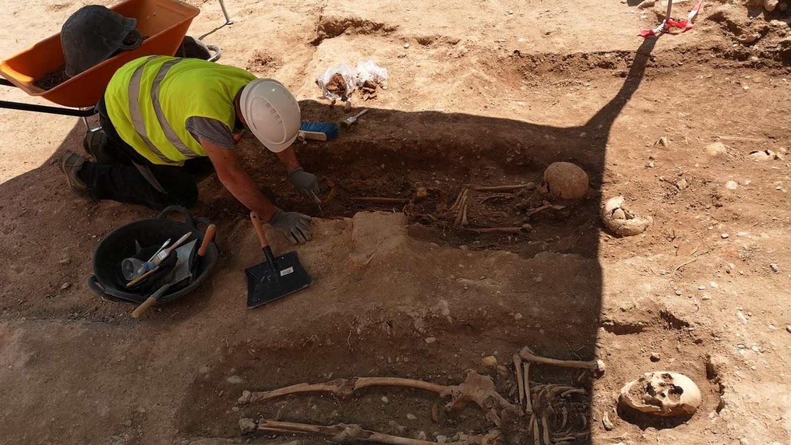 Cementeri medieval que han tret a la llum les obres de rehabilitació d ela muralla islàmica de València
