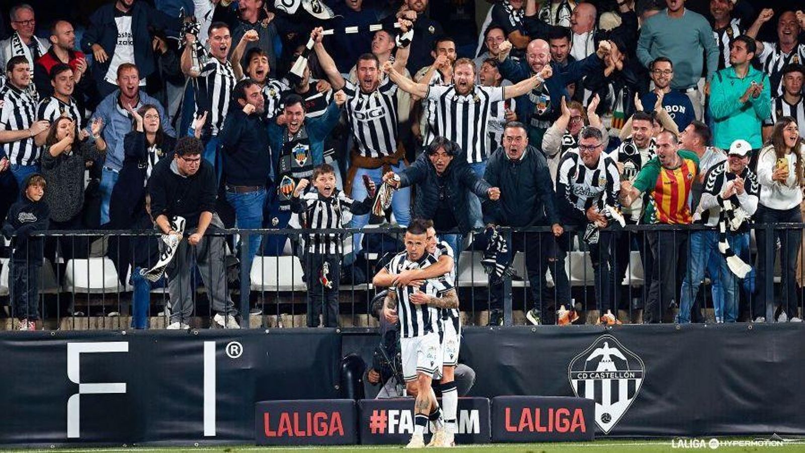 Isra Suero i Cala celebren un dels gols