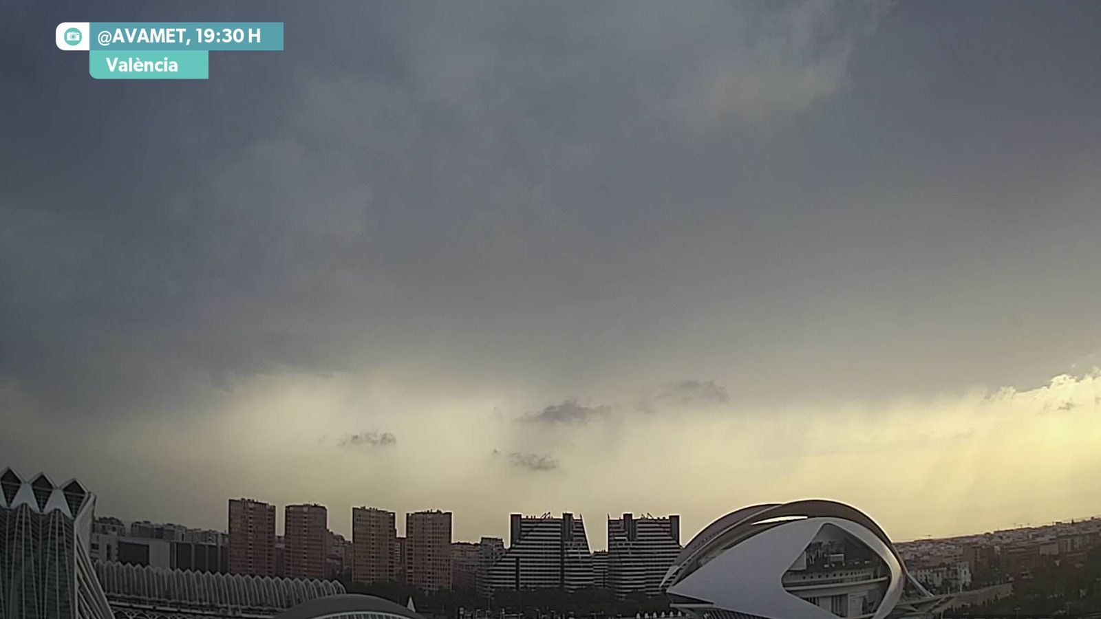 Avisos nivel groc per calor divendres i per tempeestes dissabte
