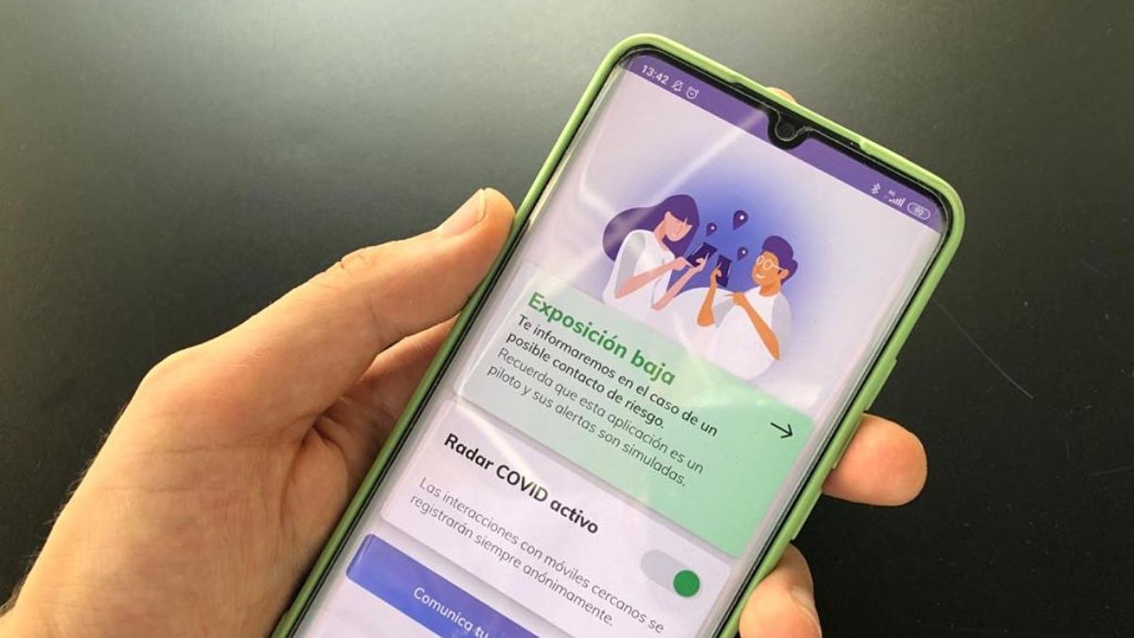 Un mòbil amb l'aplicació Radar Covid instal·lada