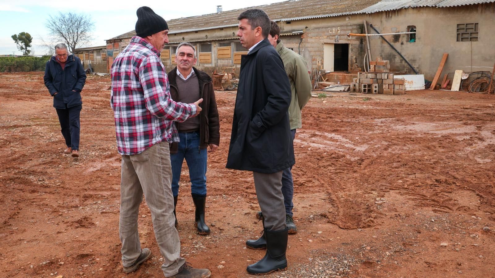El cap del Consell i el conseller d'Agricultura conversen amb un ramader de Riba-roja de Túria este dilluns / Generalitat