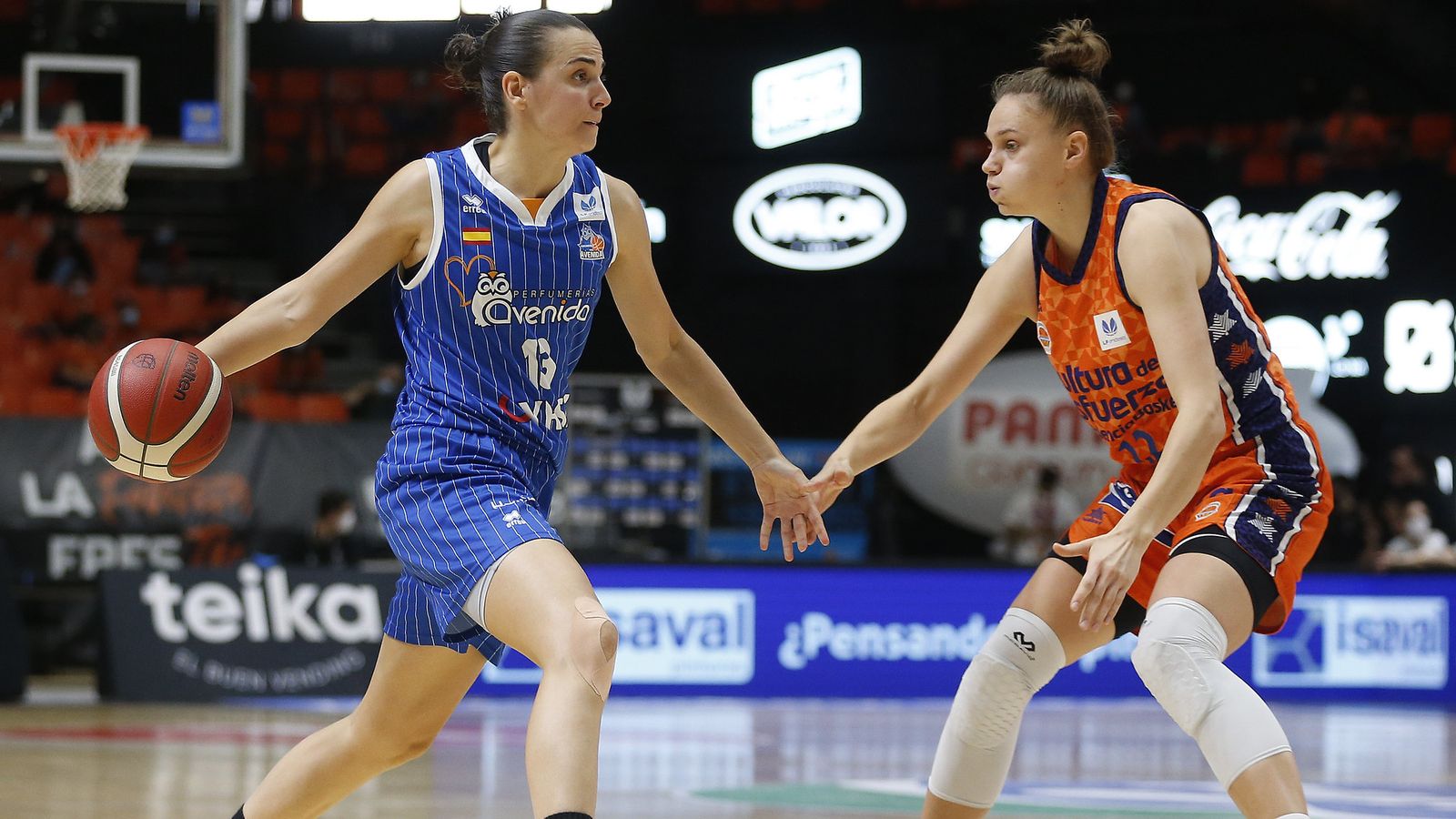 Una jugadora del Perfumerías Avenida avança amb el baló