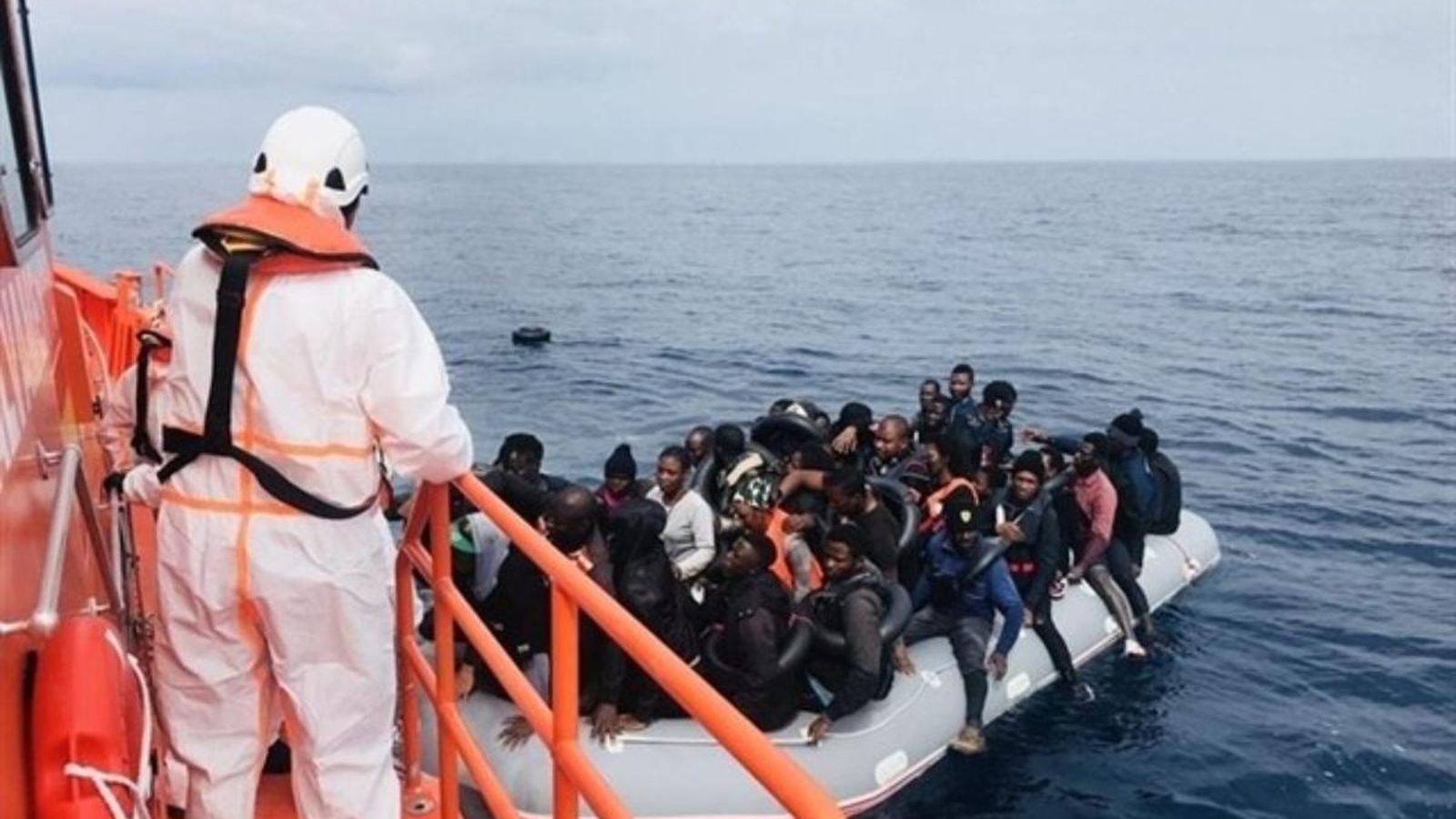 Salvament Marítim ha informat que entre els rescatats hi ha una dona i un nadó