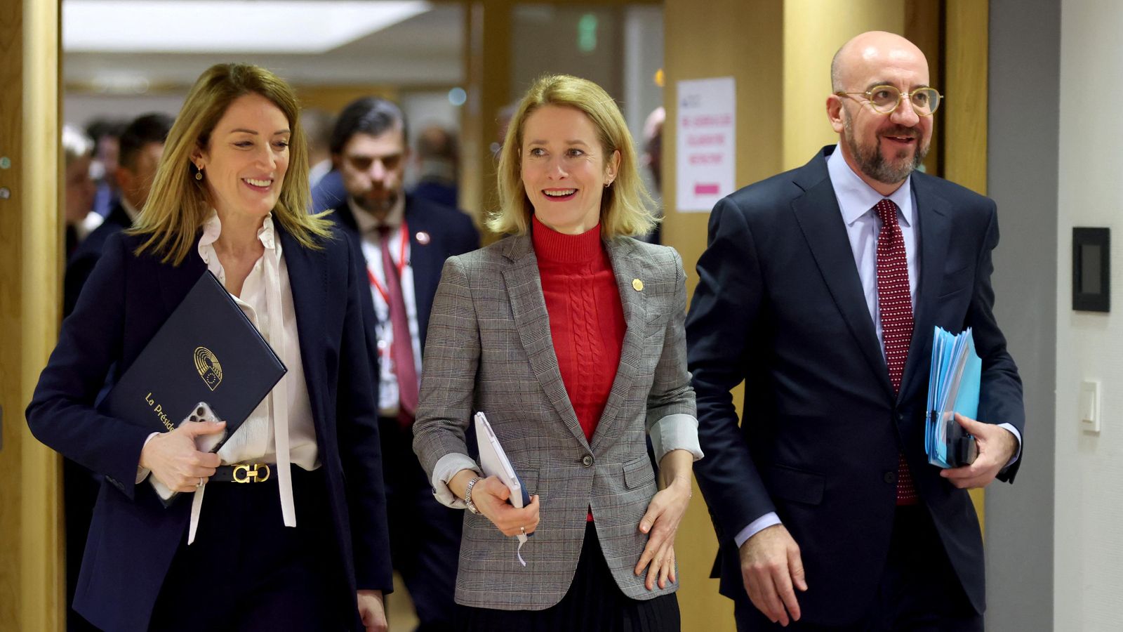 La primera ministra d'Estònia, Kaja Kallas (centre), la presidenta del Parlament Europeu, Roberta Metsola, i el president del Consell Europeu, Charles Michel, a Brussel·les, Bèlgica