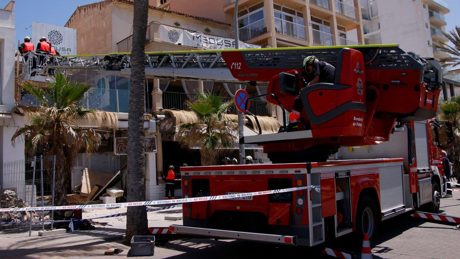 Operaris treballen en la façana de l'immoble l'endemà de l'ensorrament