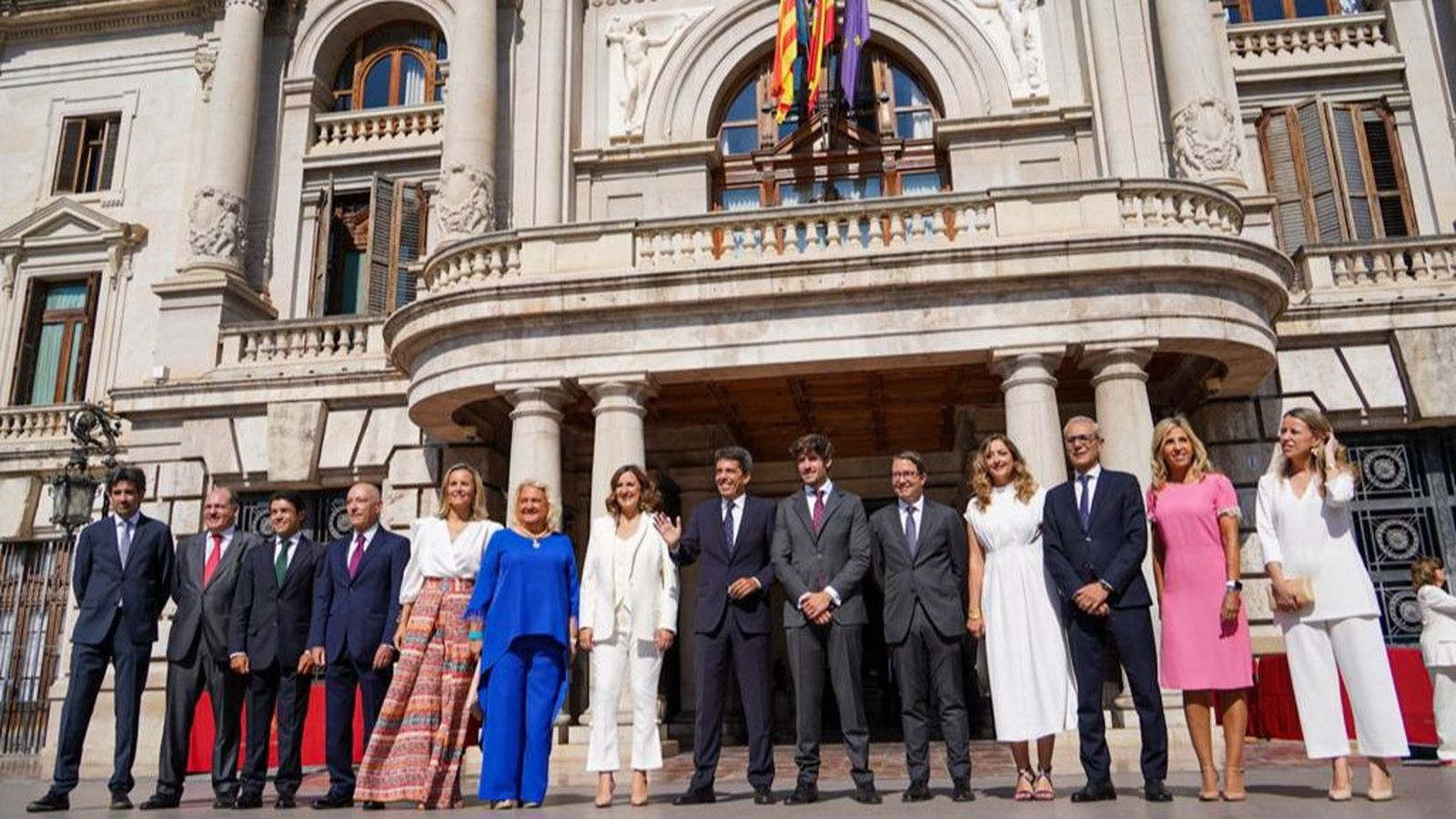 La nova alcaldessa de València, Maria José Catalá i el futur president de la Generalitat, Carlos Mazón, amb l'equip de govern municipal