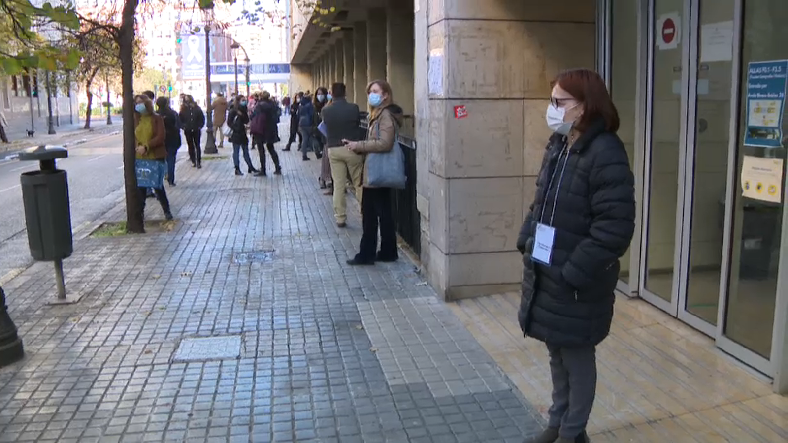 Cua per a entrar a un exàmen a una universitat de València Cua per a entrar a un exàmen a una universitat de València