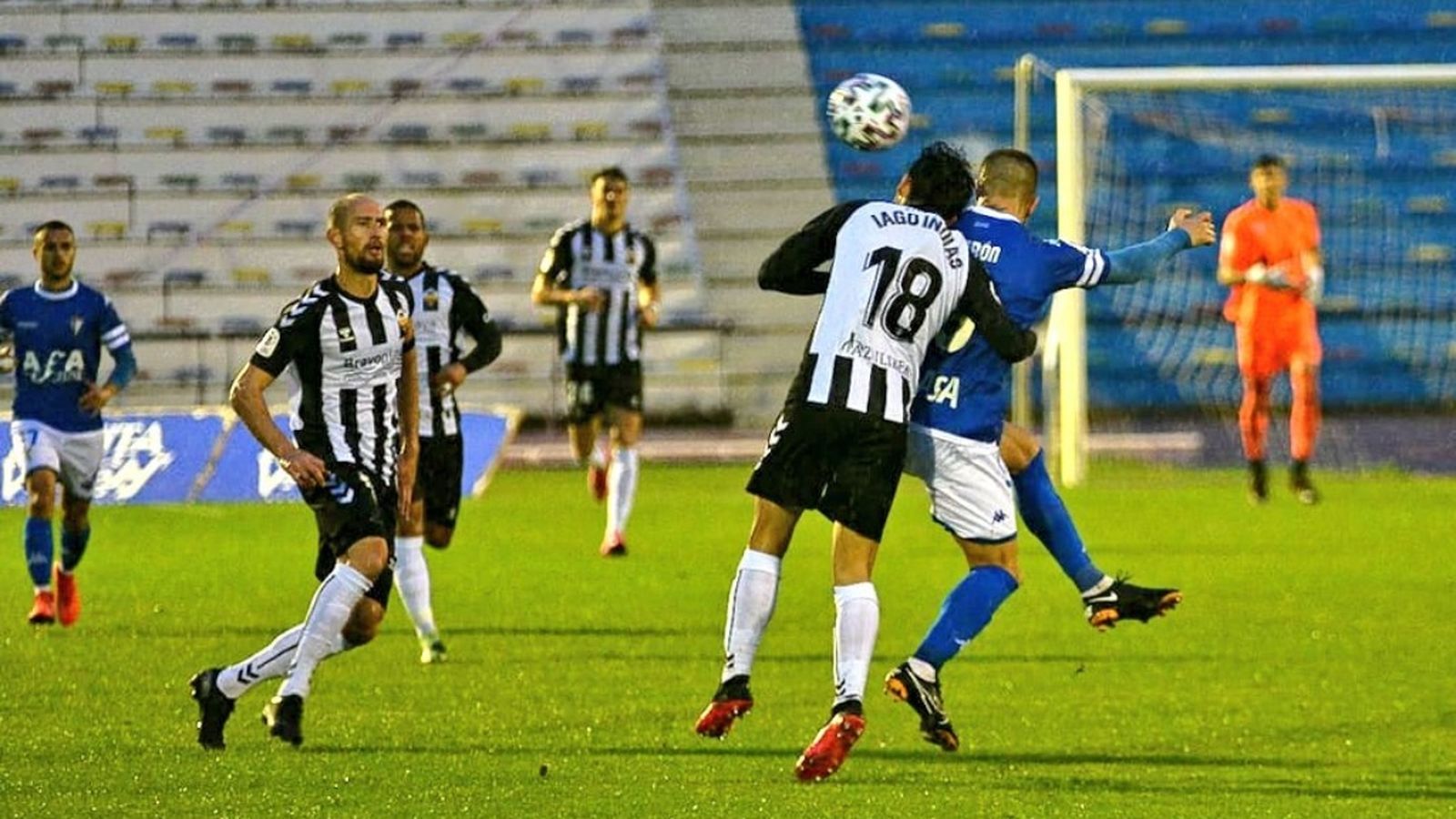 Iago Indias lluita per una pilota amb un jugador del San Fernando