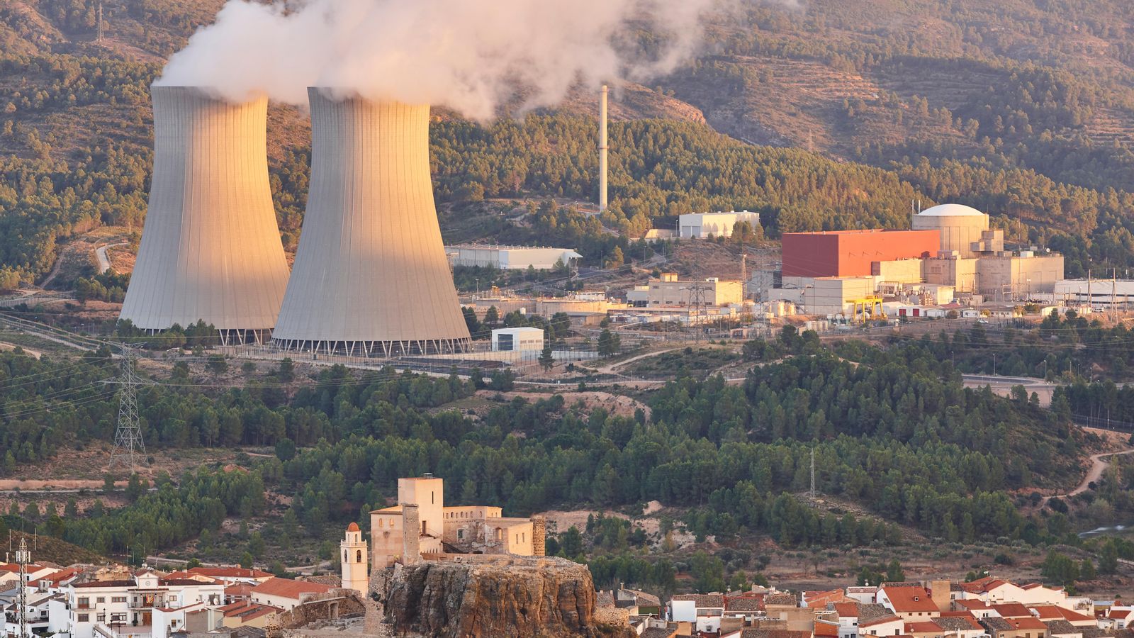 Les ximeneies de la central nuclear de Cofrents, en una imatge d'arxiu