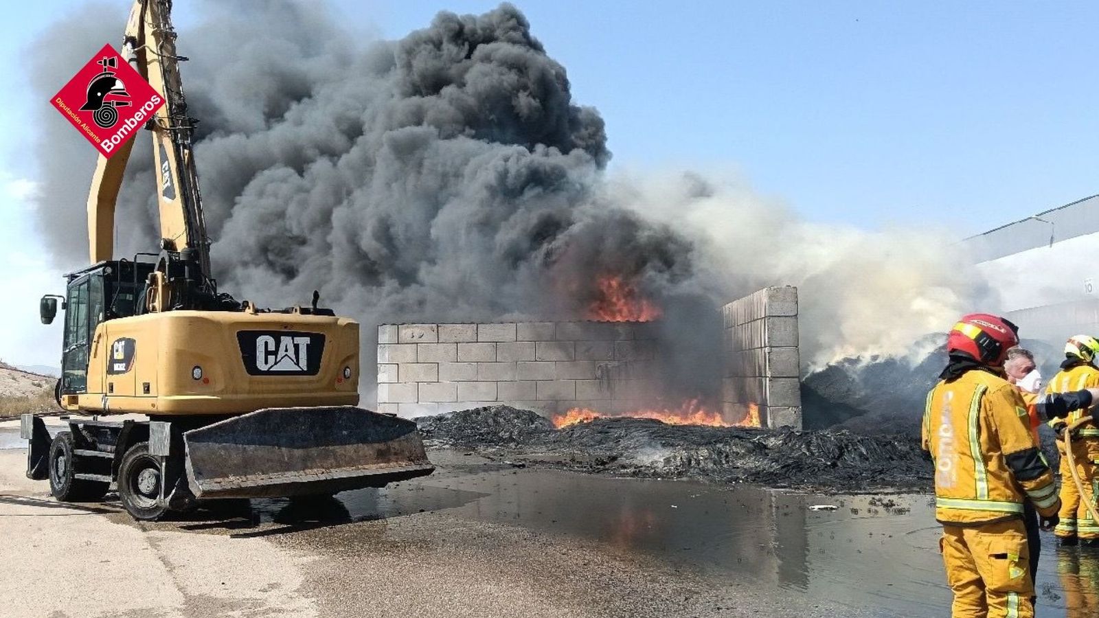 Incendi en una planta de reciclatge a Villena
