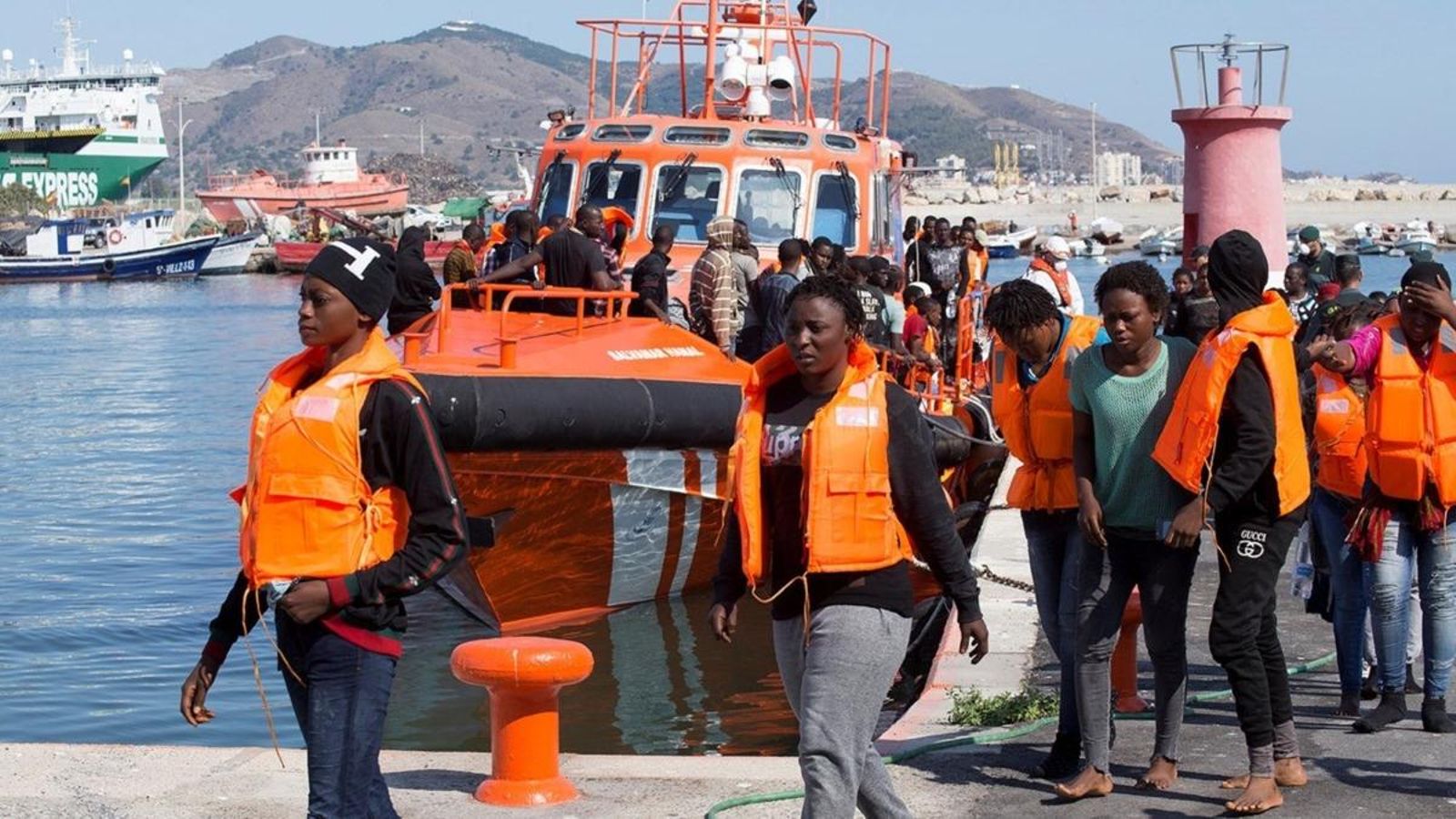 Persones rescatades arriben al port d'Almeria