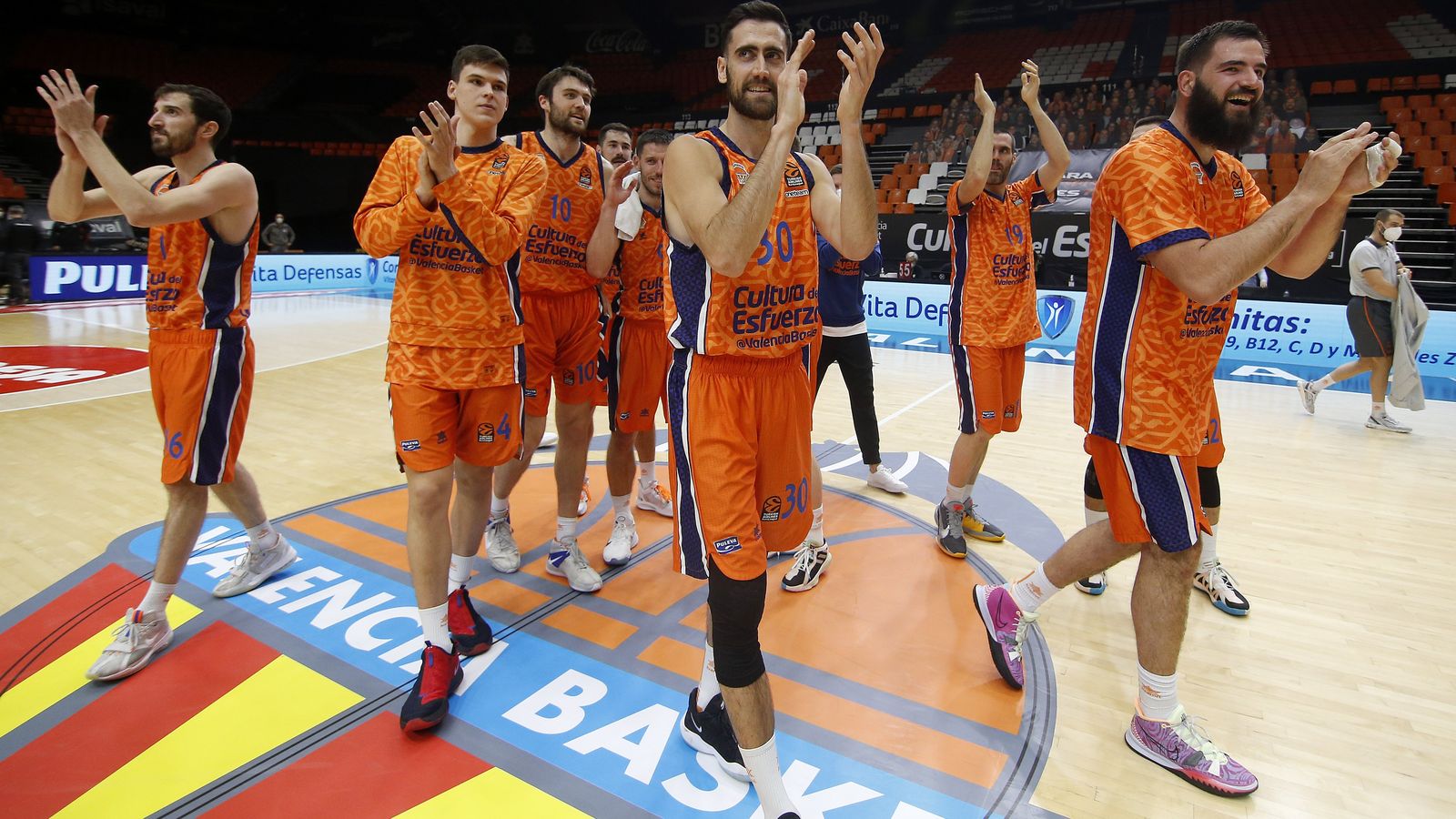 El València Basket celebra la victòria davant el Bayern de Munich a la Fonteta
